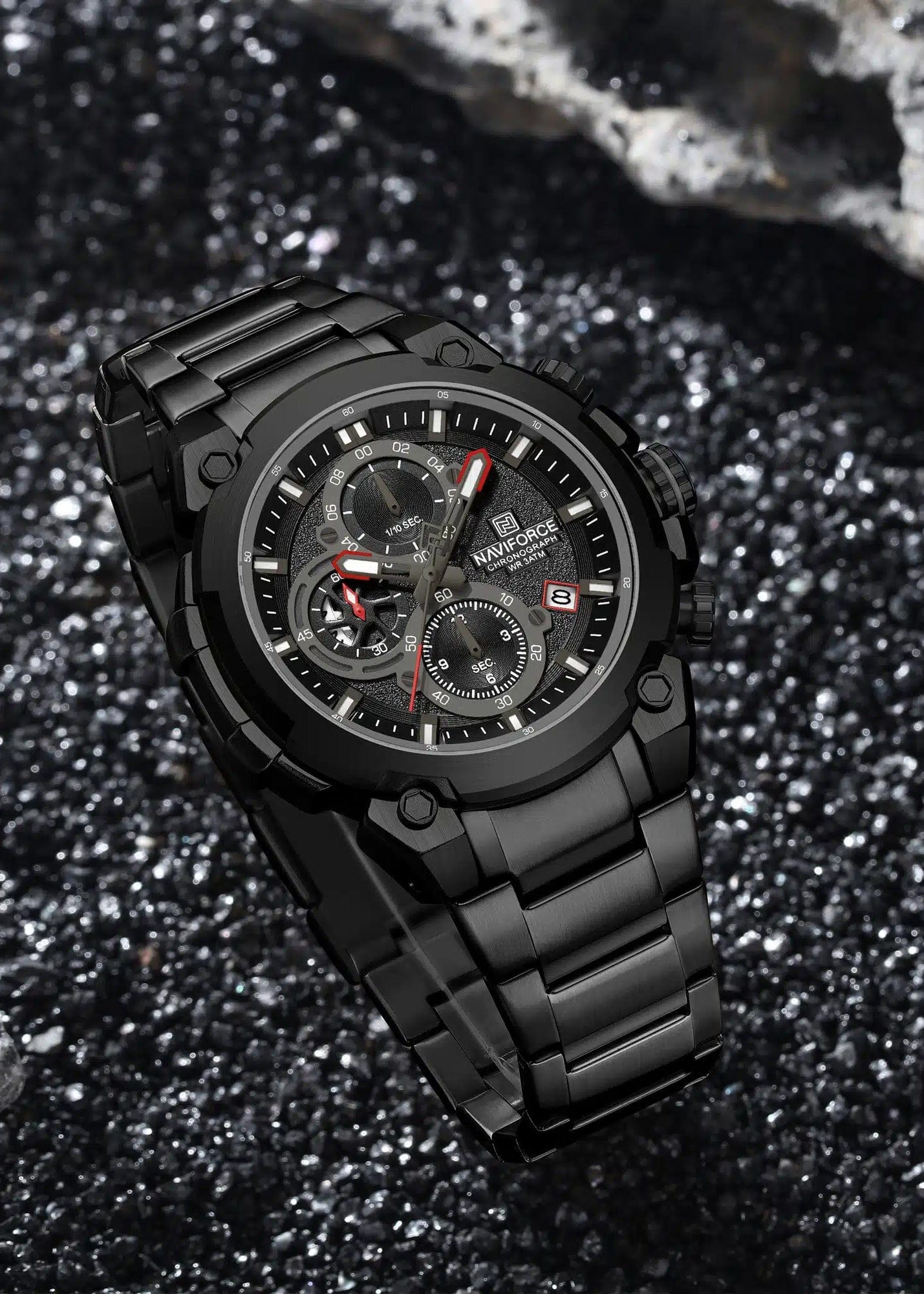 Bocni desni prikaz prednje strane kucista i metalne narukvice muskog sata NaviForce NF8071 u crnoj boji. Najbolja cena i prodaja u Srbiji