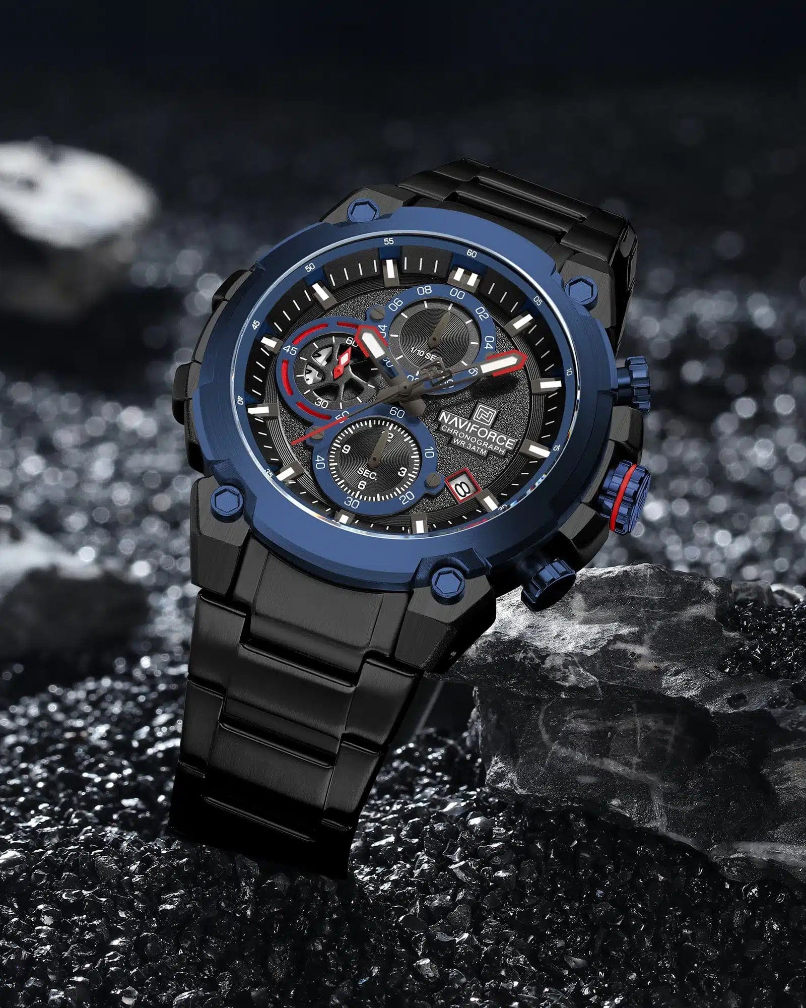 Bocni prikaz prednje strane kucista i metalne narukvice muskog sata NaviForce NF8071 u crno plavoj boji. Najbolja cena i prodaja u Srbiji