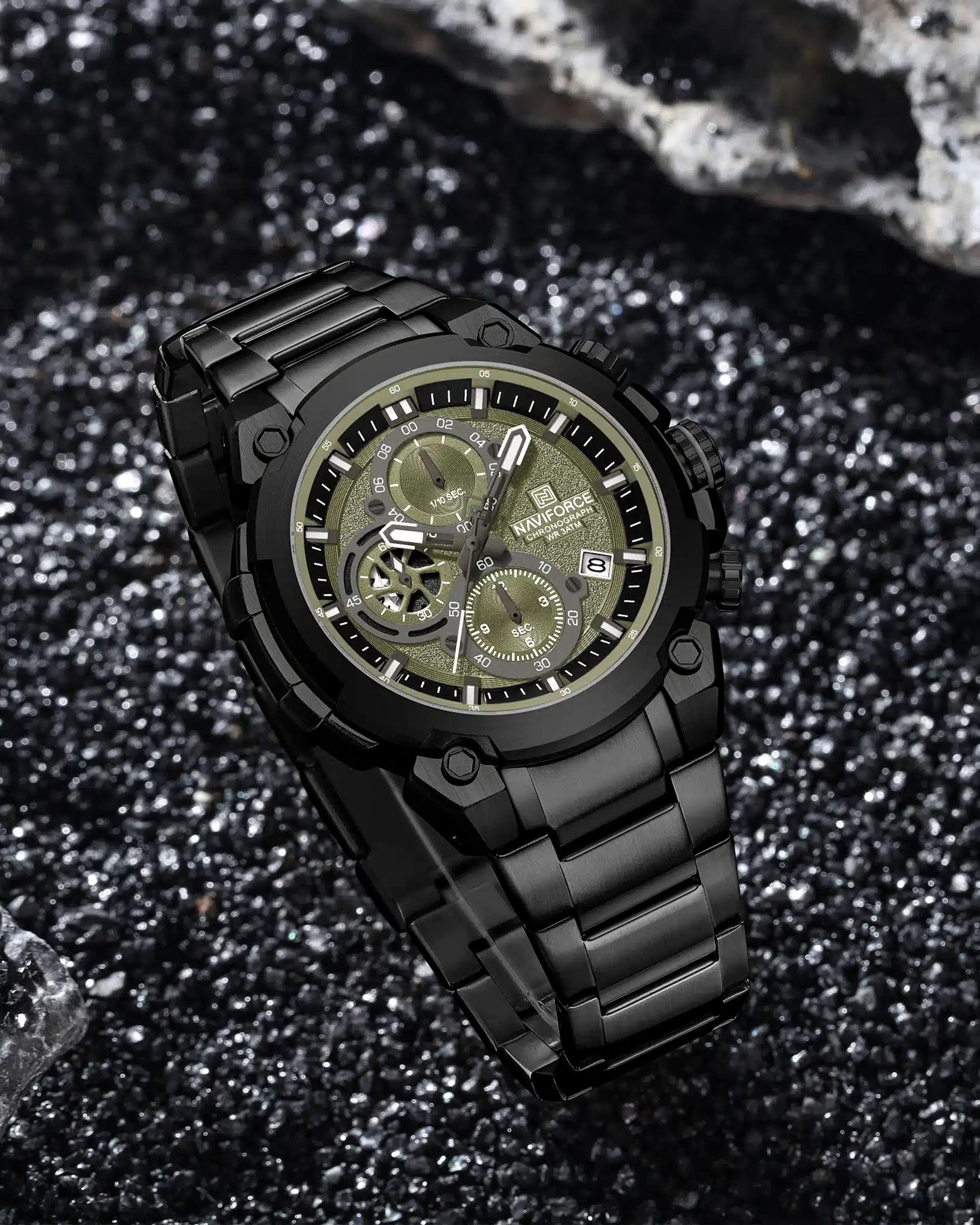 Prikaz prednje bocne strane kucista i metalne narukvice muskog sata NaviForce NF8071 u crno zelenoj boji.
