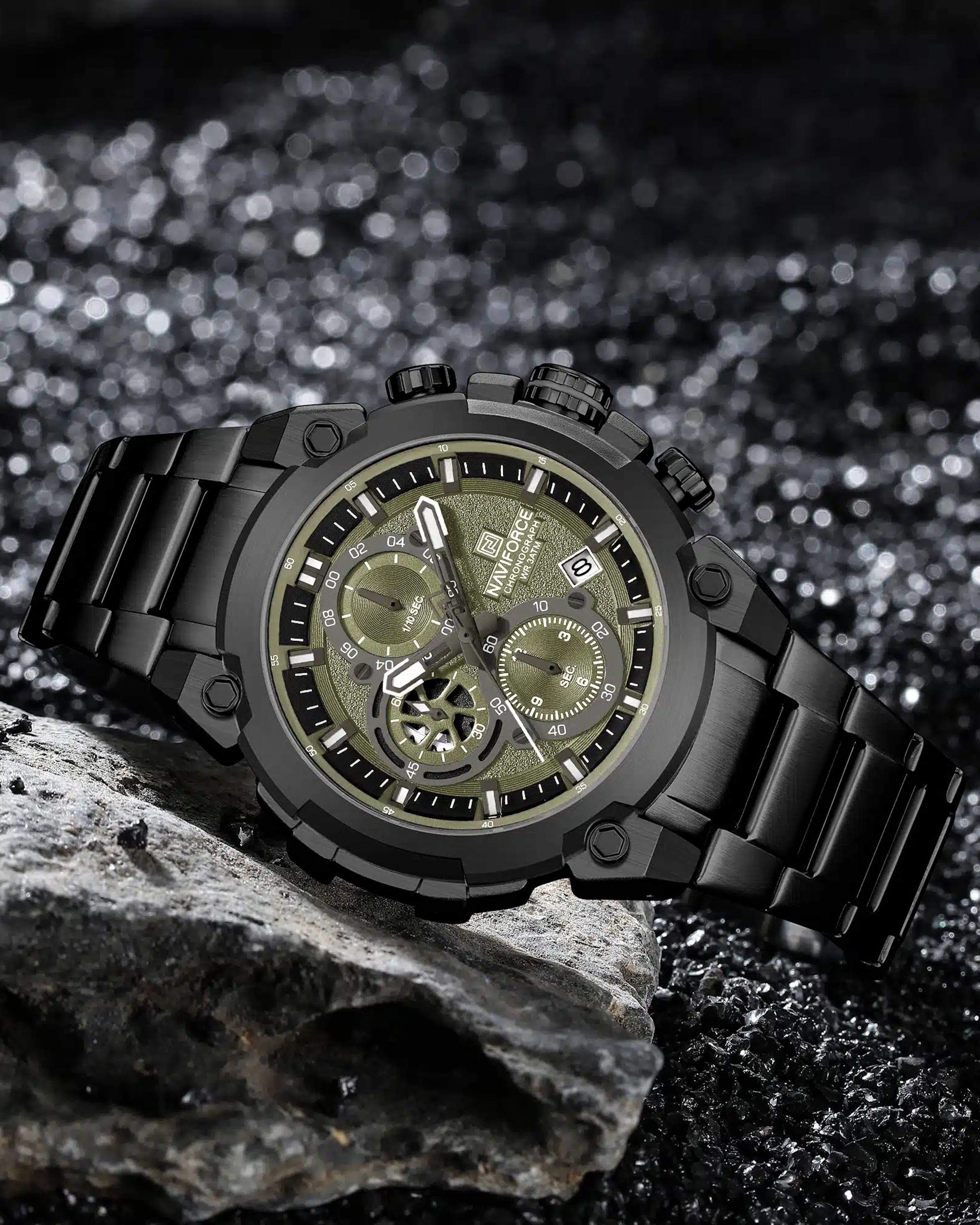 Horizontalni prikaz prednje strane kucista i metalne narukvice muskog sata NaviForce NF8071 u crno zelenoj boji.