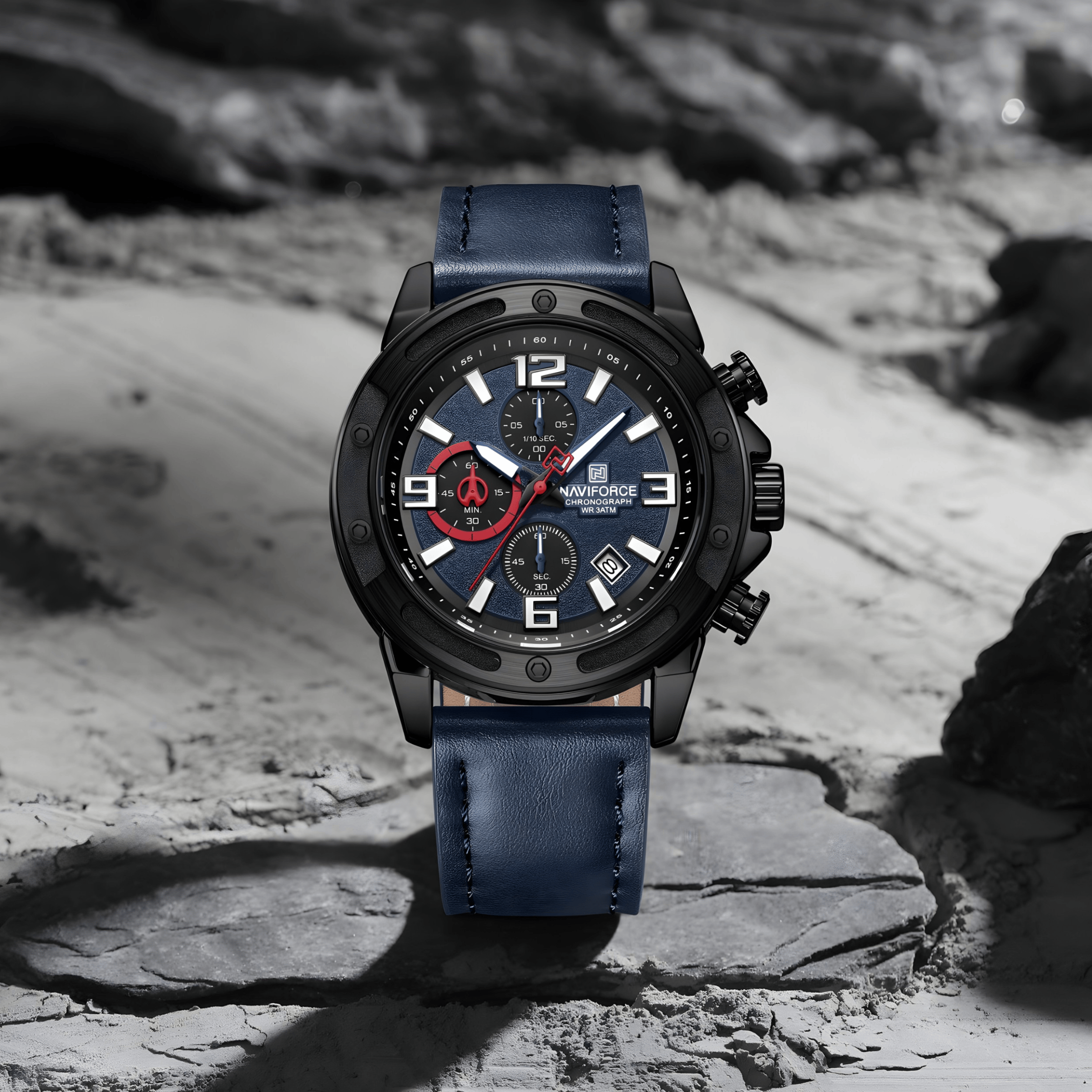 Muški sat NaviForce NF8074 u lifestyle fotografiji, plavi brojčanik i kožni kaiš