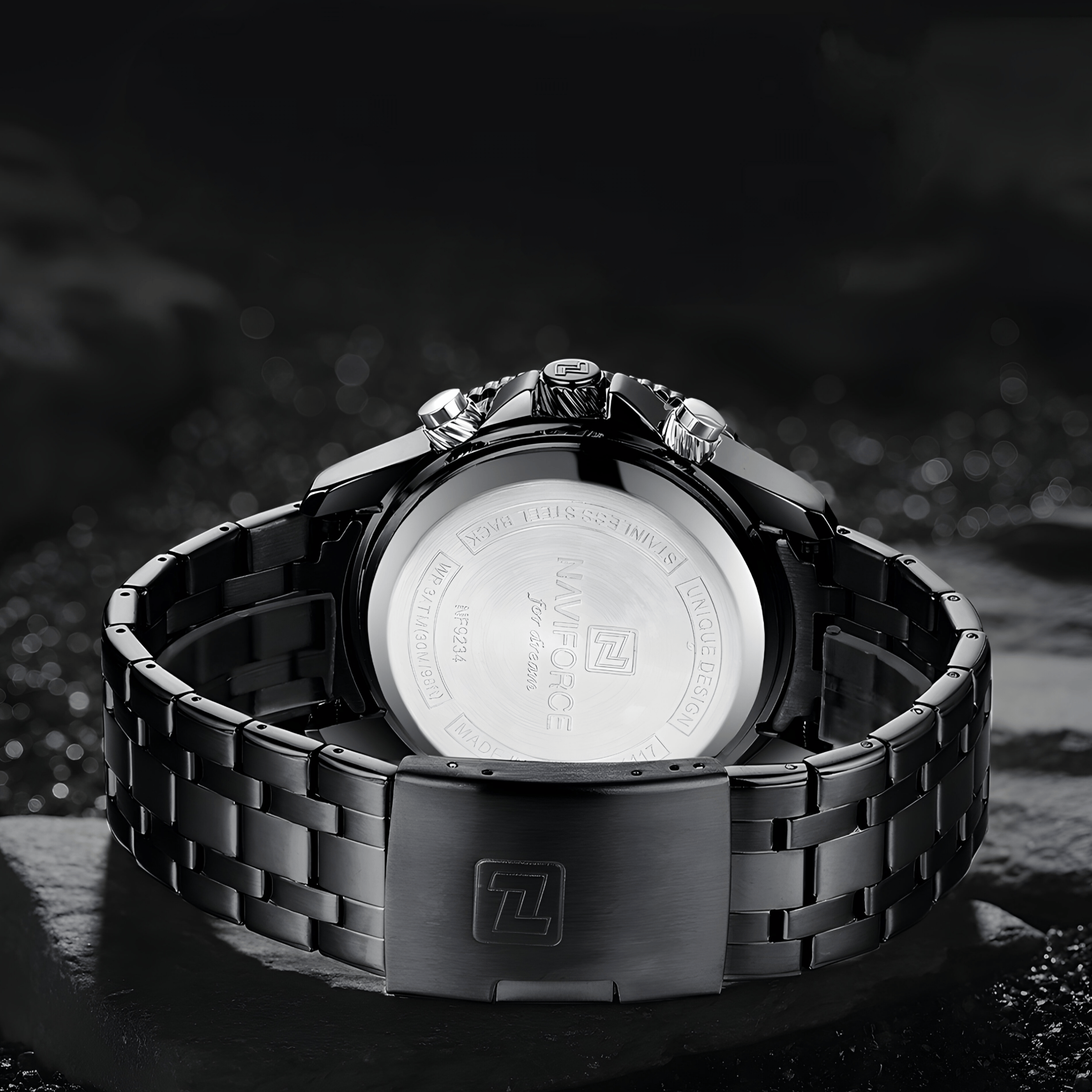 Poleđina muškog sata Naviforce NF9234 sa metalnom narukvicom i čeličnim kućištem