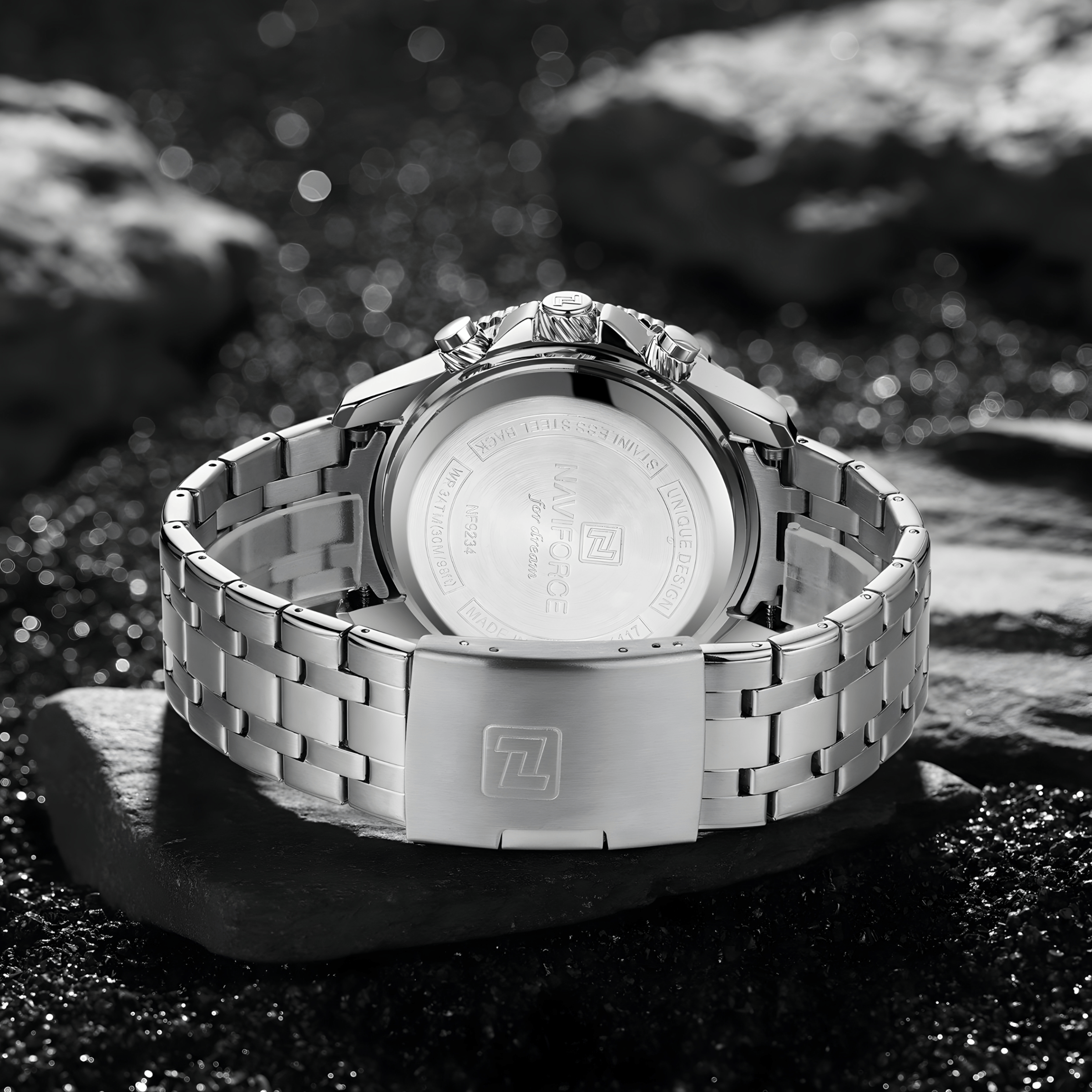 Zadnja strana muškog sata Naviforce NF9234 sa čeličnim poklopcem i metalnom narukvicom