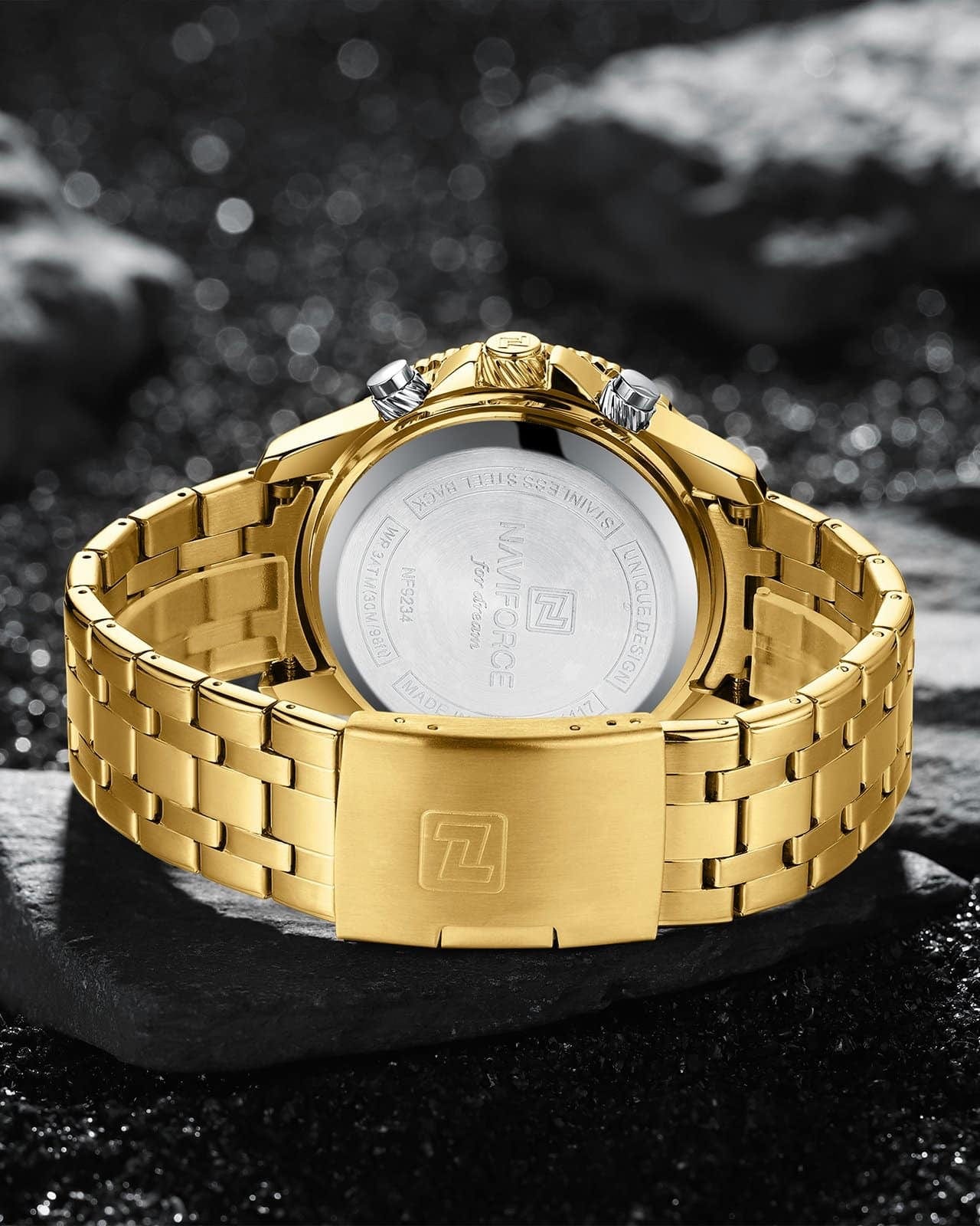 Prikaz zadnje strane kucista i metalne narukvice muskog sata NaviForce NF9234 u zlatno crnoj boji. Najbolja cena i prodaja u Srbiji