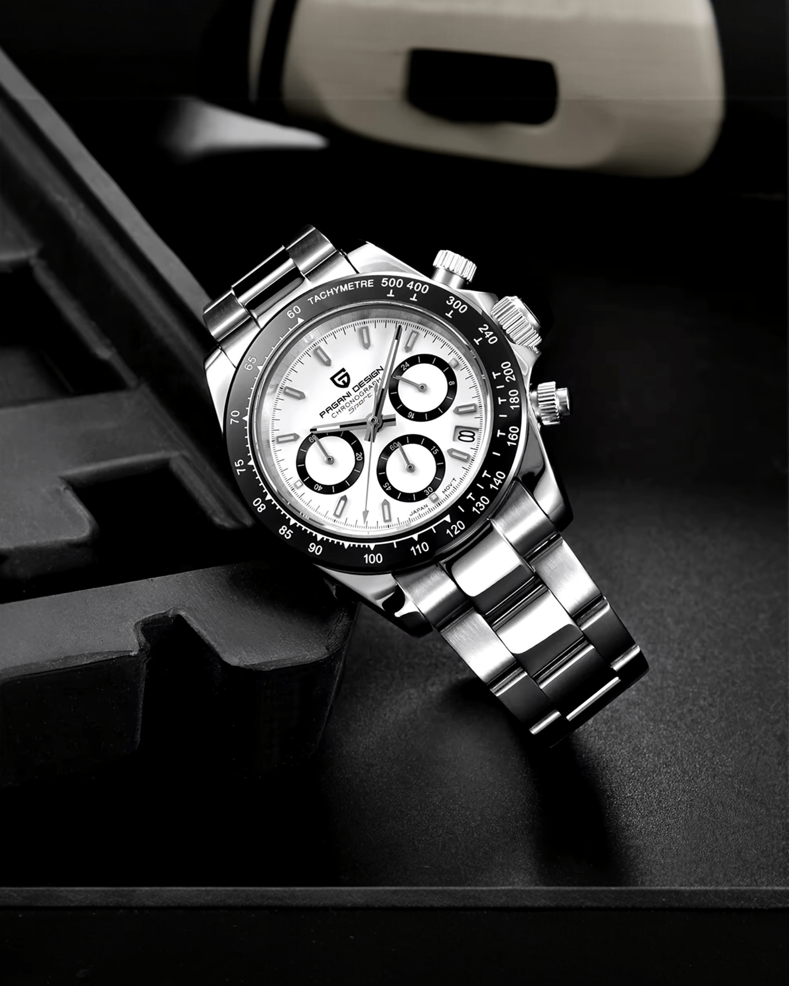 Detaljan prikaz prednje strane muškog sata Pagani Design PD1664 Daytona, Bela boja. Clasic metalna narukvica