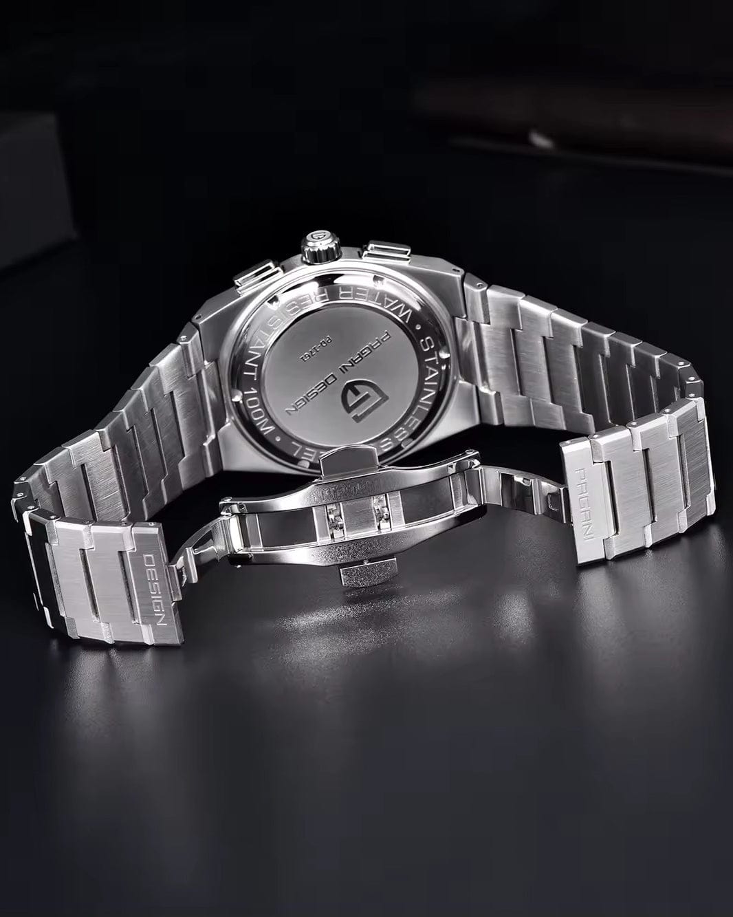 Pogled na zadnju stranu kucista i narukvice Muškog Sata Pagani Design PD1761 bele boje
