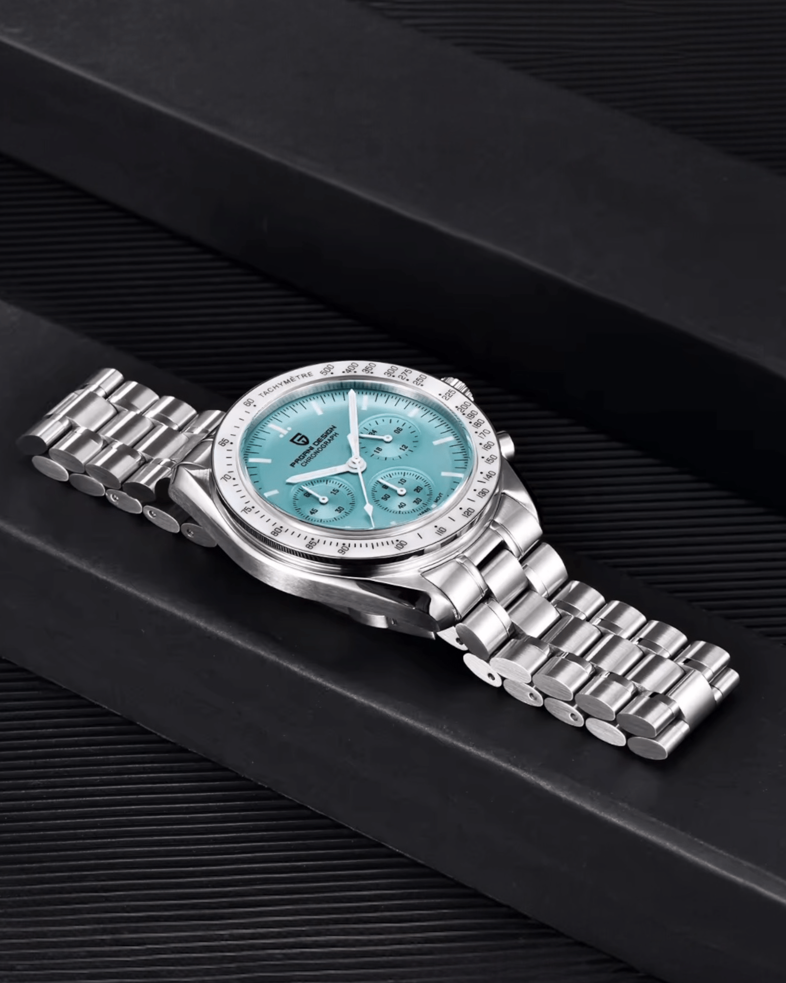 Muški ručni sat Pagani Design PD1701 Speedmaster sa čeličnom narukvicom položen na tamnoj podlozi