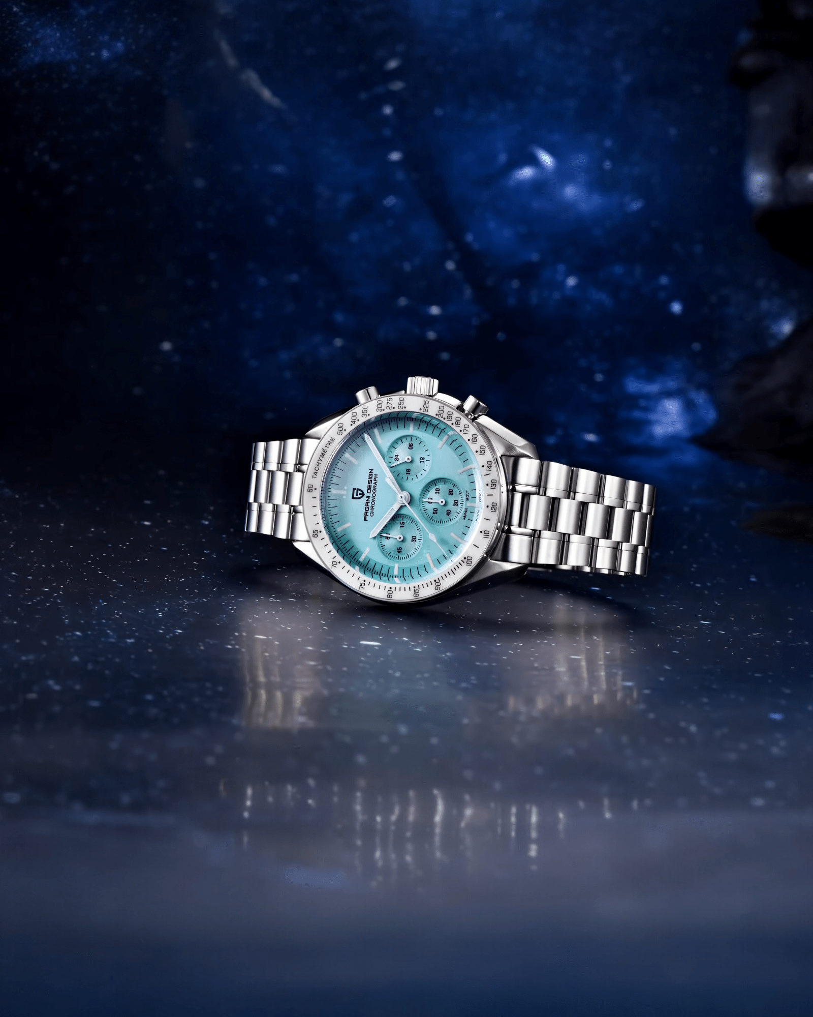 Pagani Design PD1701 Speedmaster sa plavim brojčanikom na minimalističkoj studijskoj pozadini