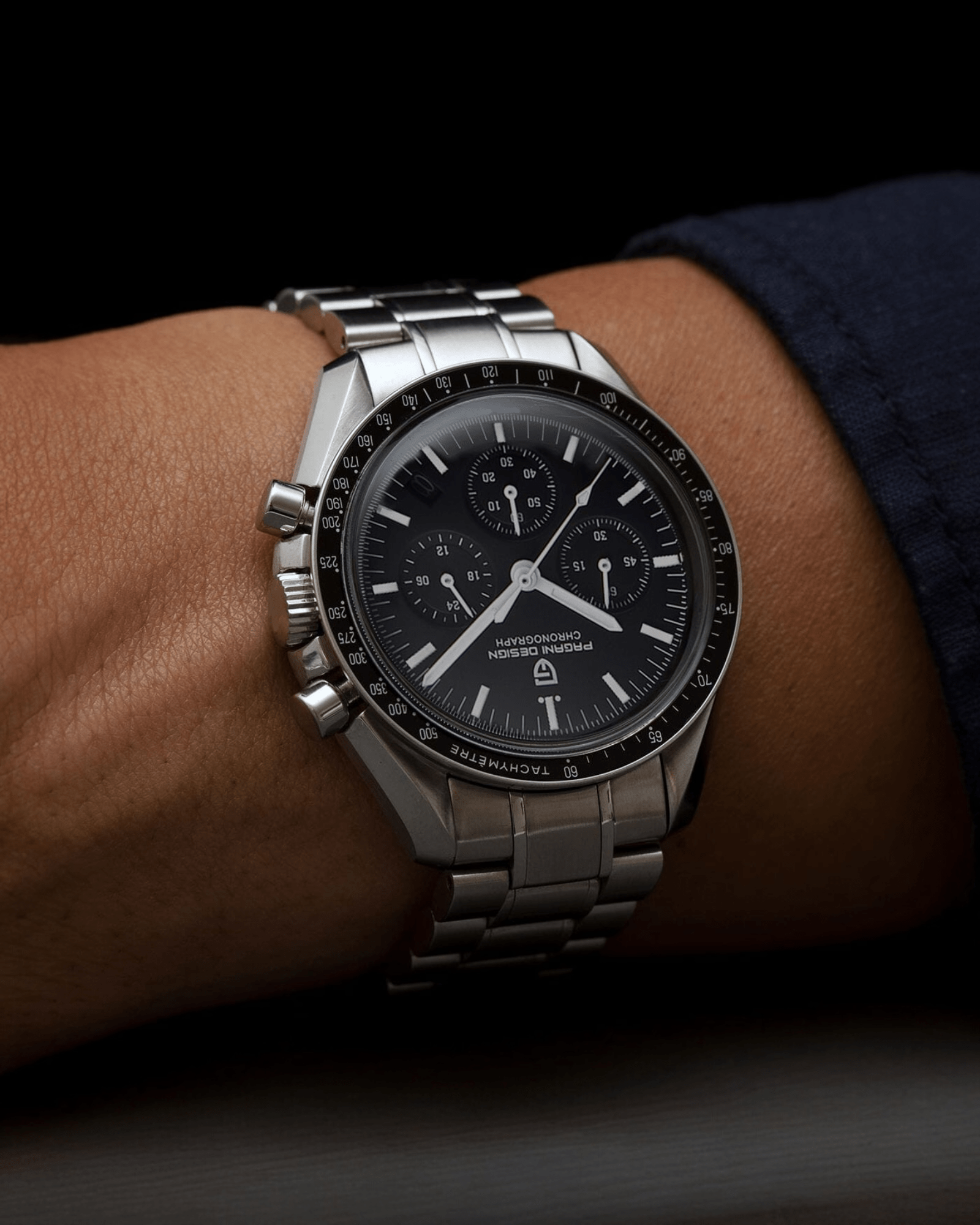 PAGANI DESING PD1701 Speedmaster Crna Srebrna Boja - PRIKAZ PREDNJE STRANE SATA NA RUCI MUŠKARCA