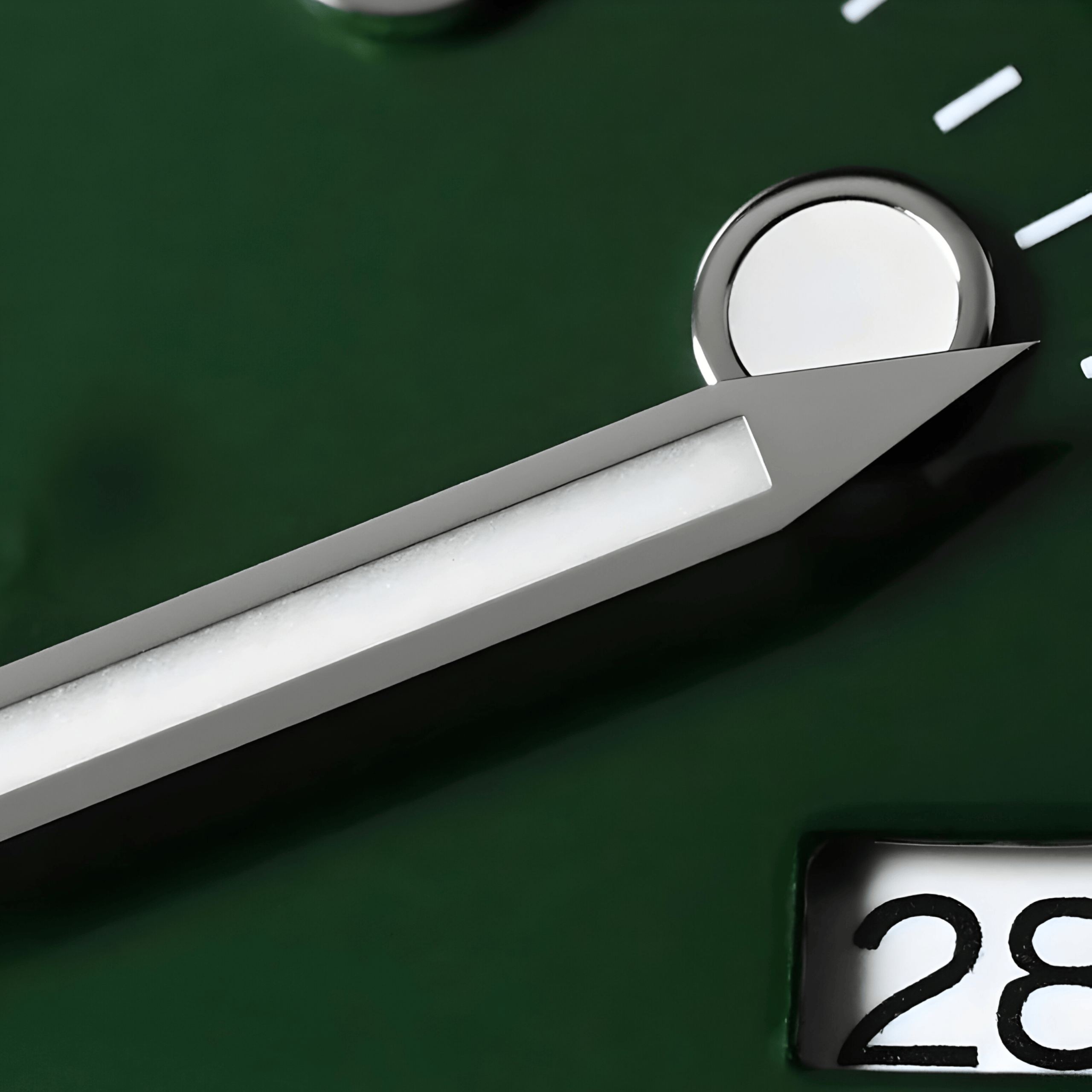 Makro prikaz datuma na zelenom brojčaniku sata San Martin SN0017 sa jasno uokvirenim prozorom