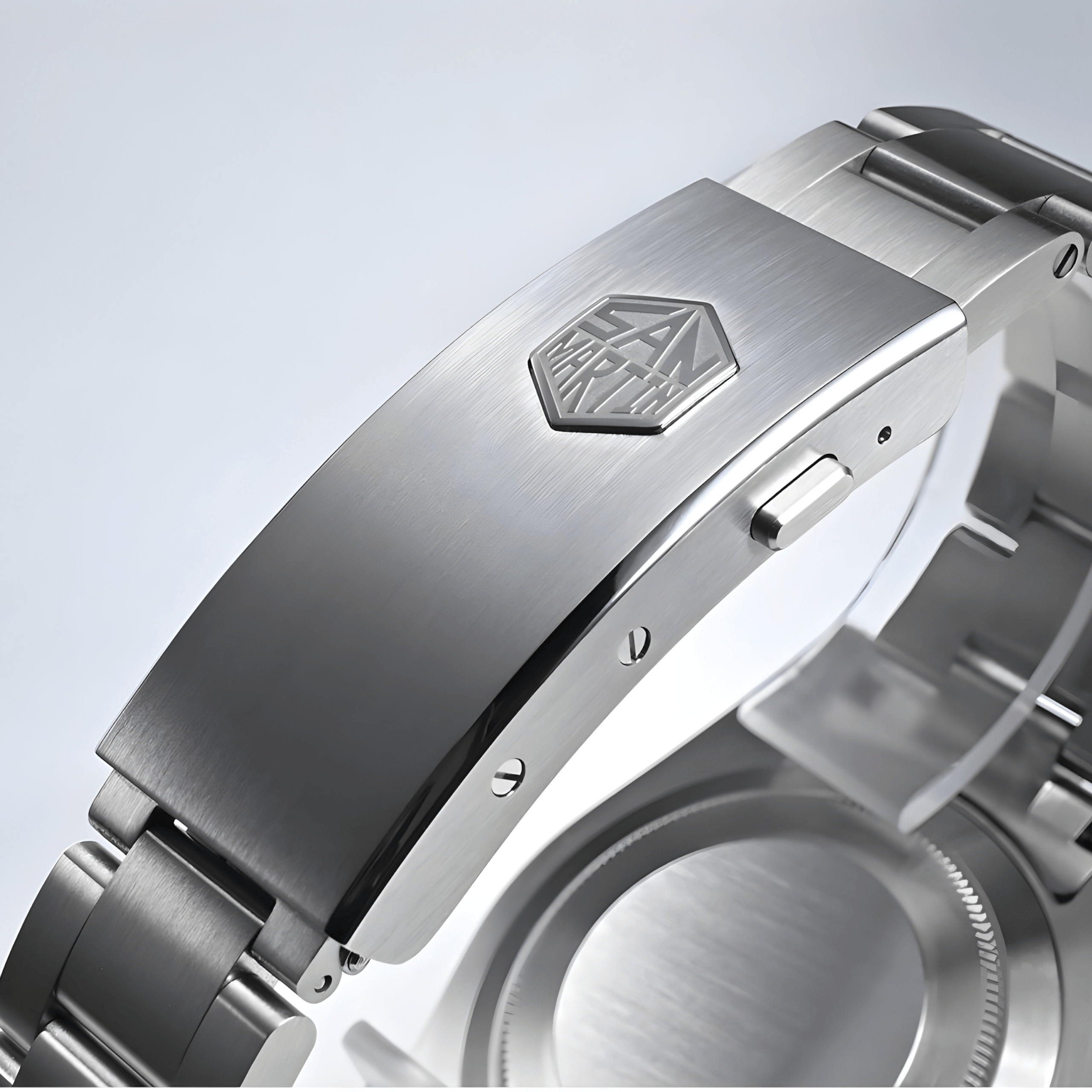 Zadnji pogled na San Martin SN0017 sa metalnom kopčom i čeličnim poklopcem kućišta