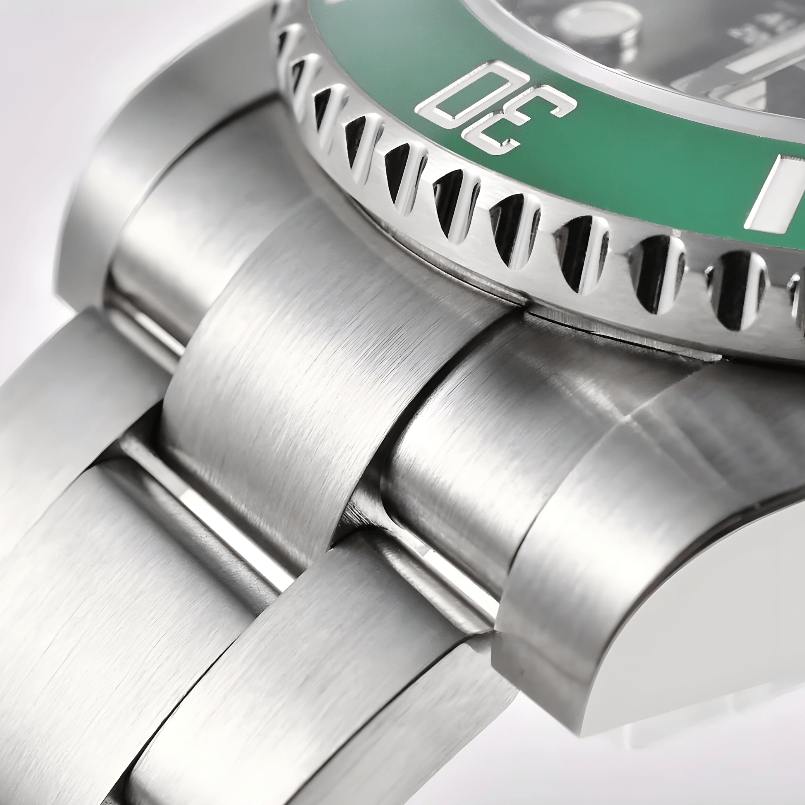 Makro prikaz spoja metalne narukvice i kućišta sata San Martin SN0017 sa čvrstim end-linkovima