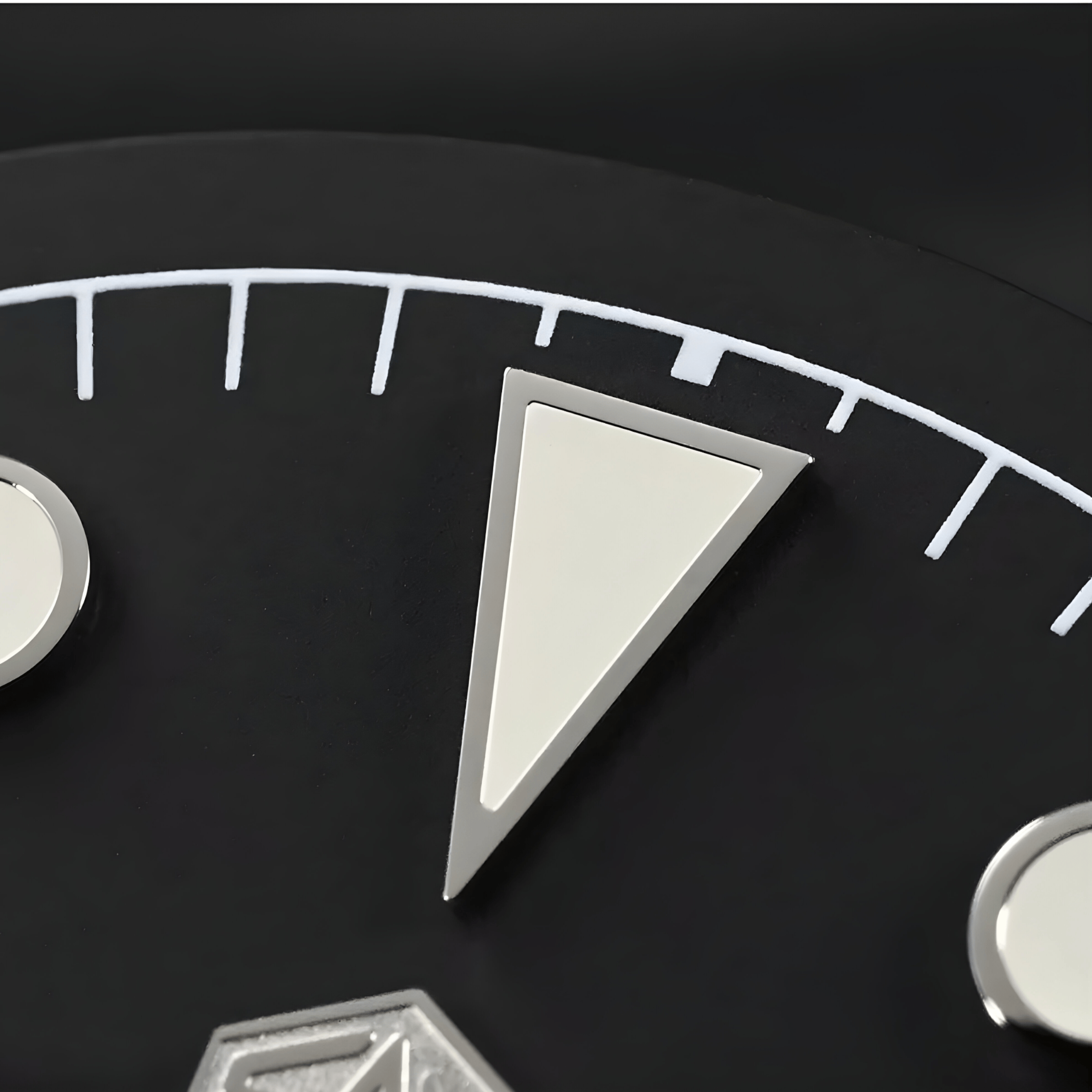 Detaljan prikaz satnih markera na brojčaniku sata San Martin SN0054 sa jasnim kontrastom i preciznom obradom