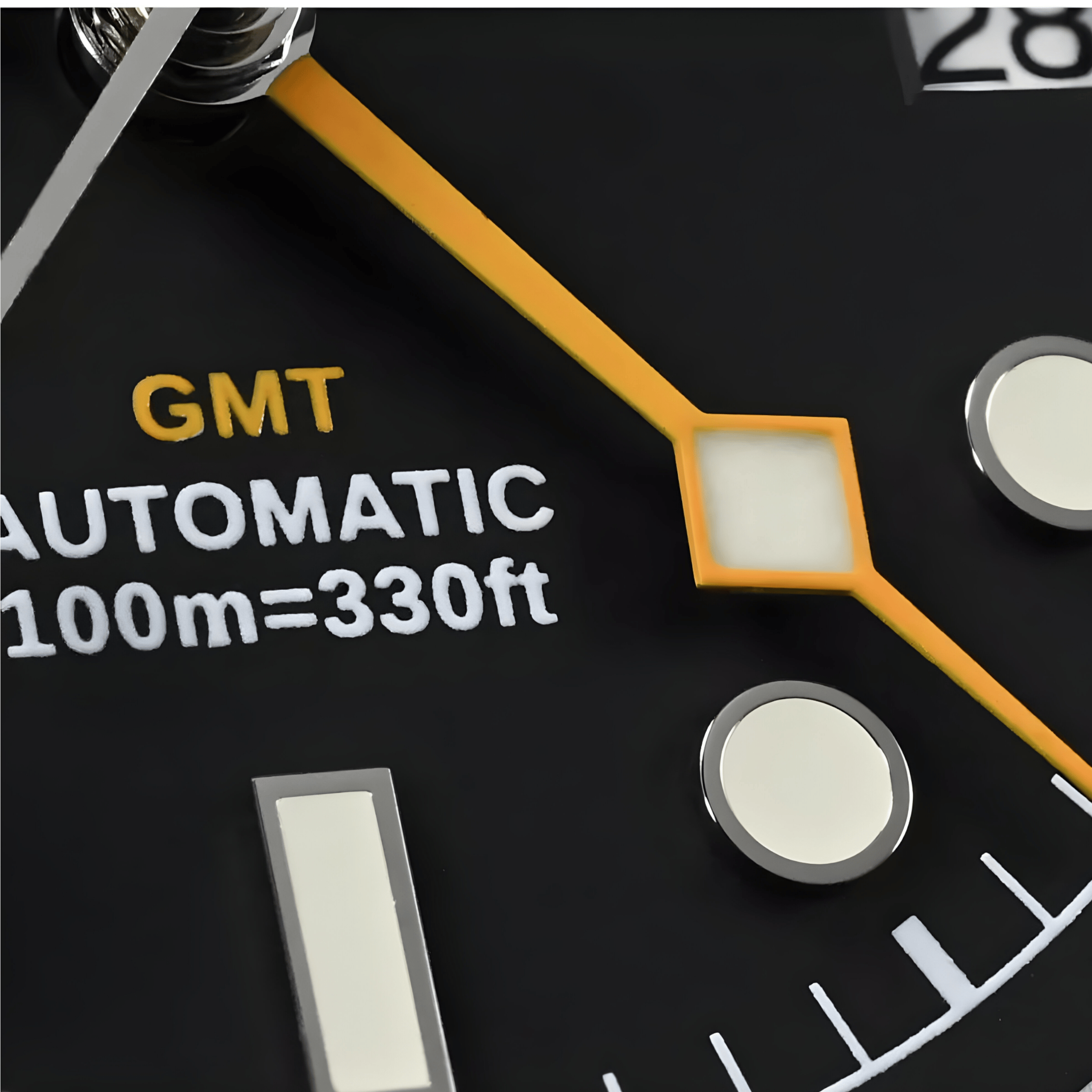 Makro prikaz kazaljki sata San Martin SN0054 sa luminiscentnim punjenjem na crnom brojčaniku