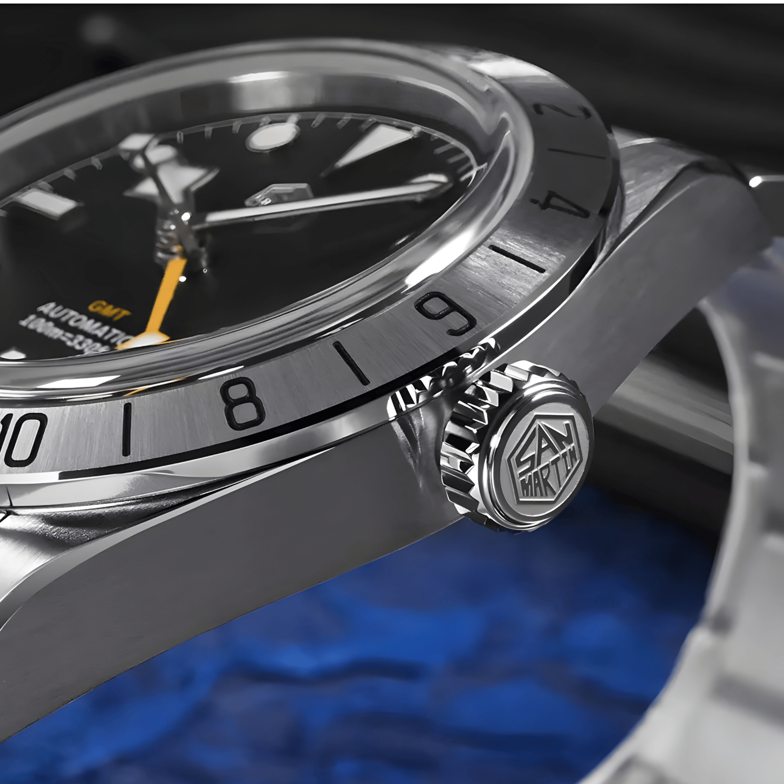 Bočni prikaz čeličnog kućišta sata San Martin SN0054 sa potpisanom koronom i nazubljenim bezelom