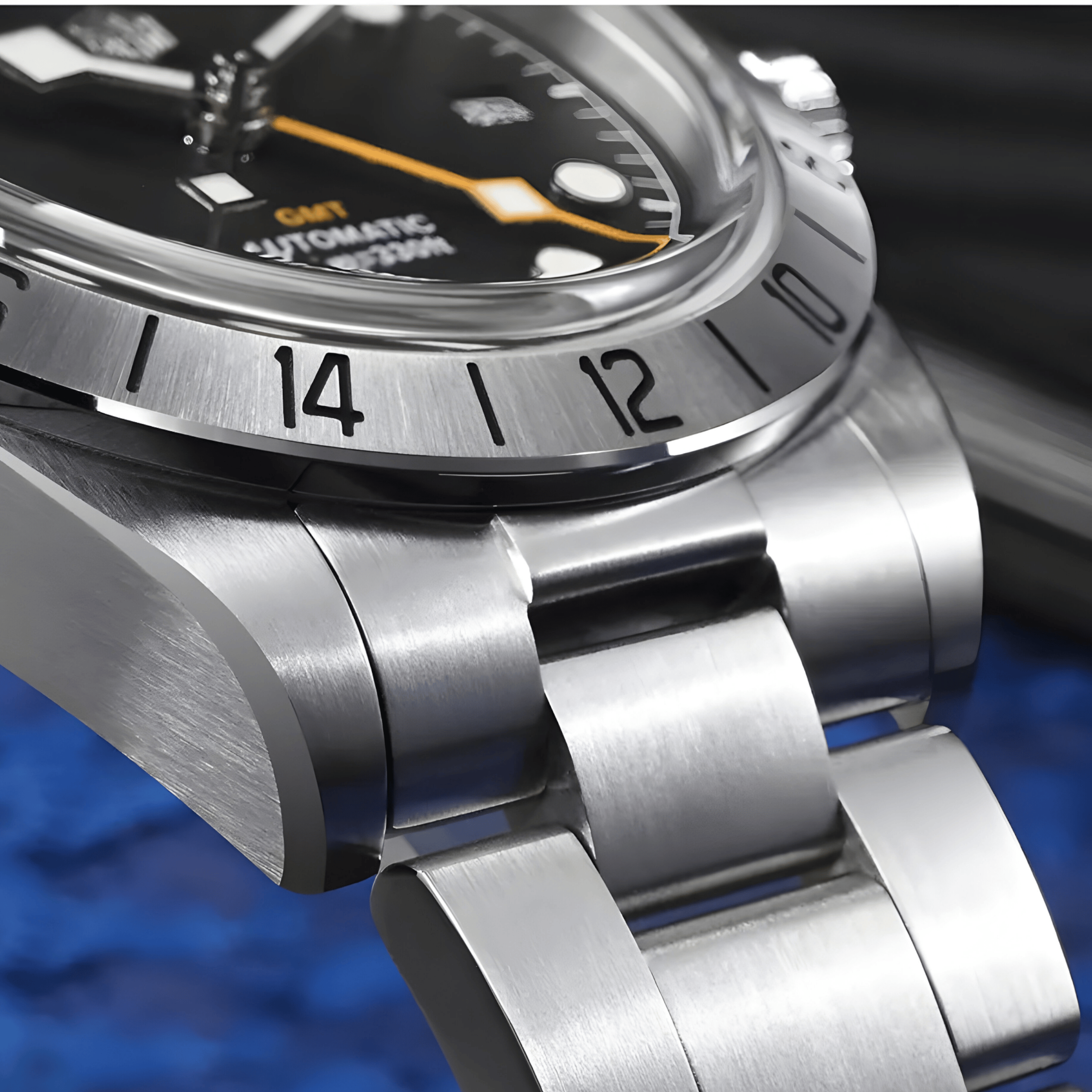 Detaljan prikaz spoja metalne narukvice i kućišta sata San Martin SN0054 sa precizno obrađenim end-linkovima