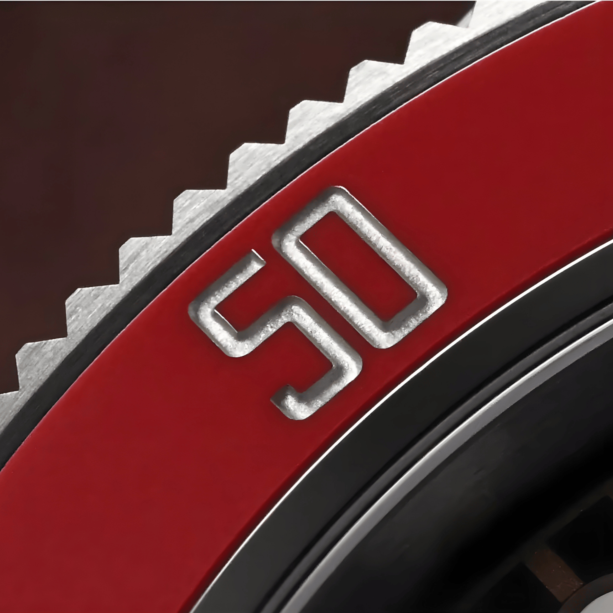 Detaljan prikaz izbliza rotirajućeg crvenog bezela muškog sata San Martin SN0128