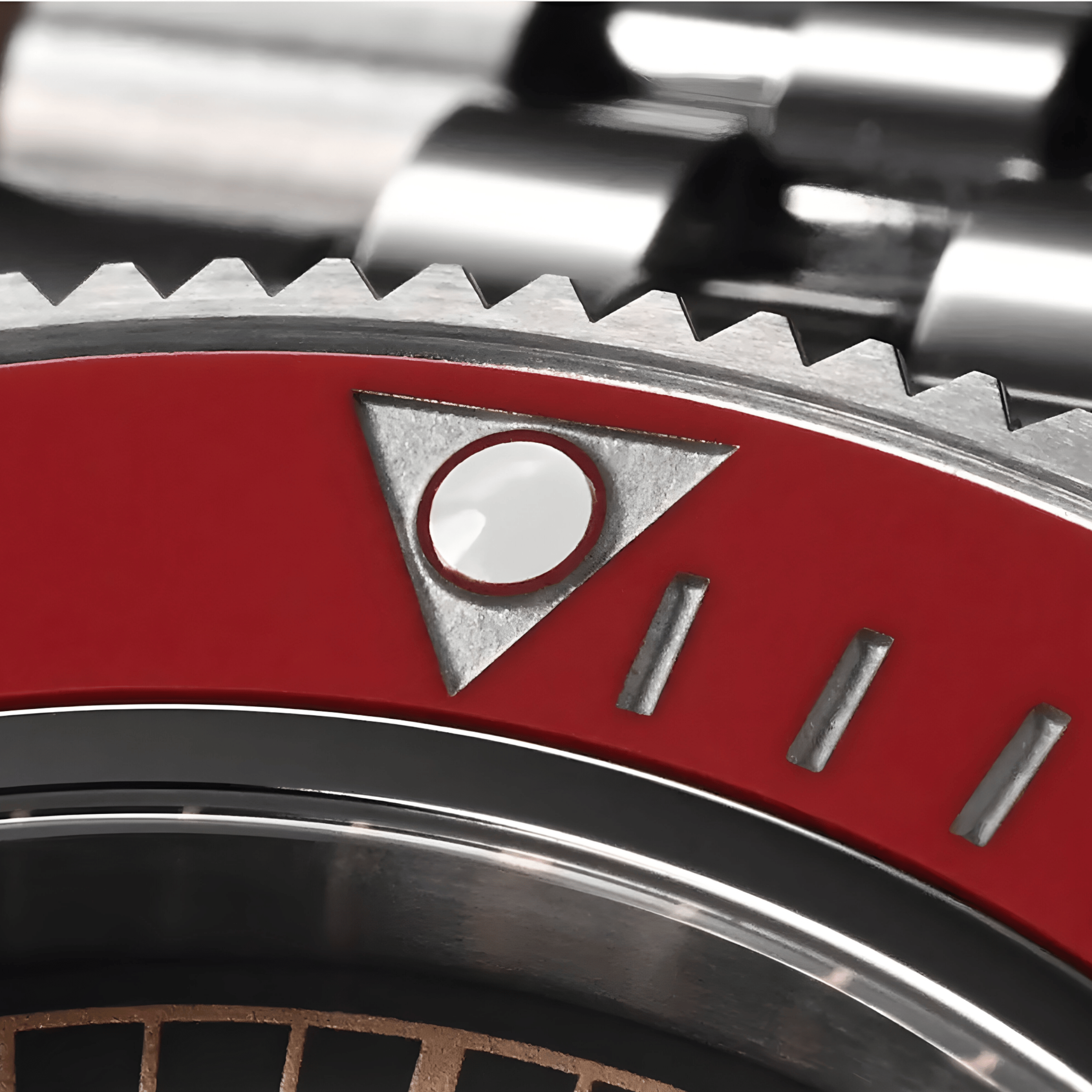 Makro prikaz crvenog rotirajućeg bezela sata San Martin SN0128 sa jasno označenim markerima