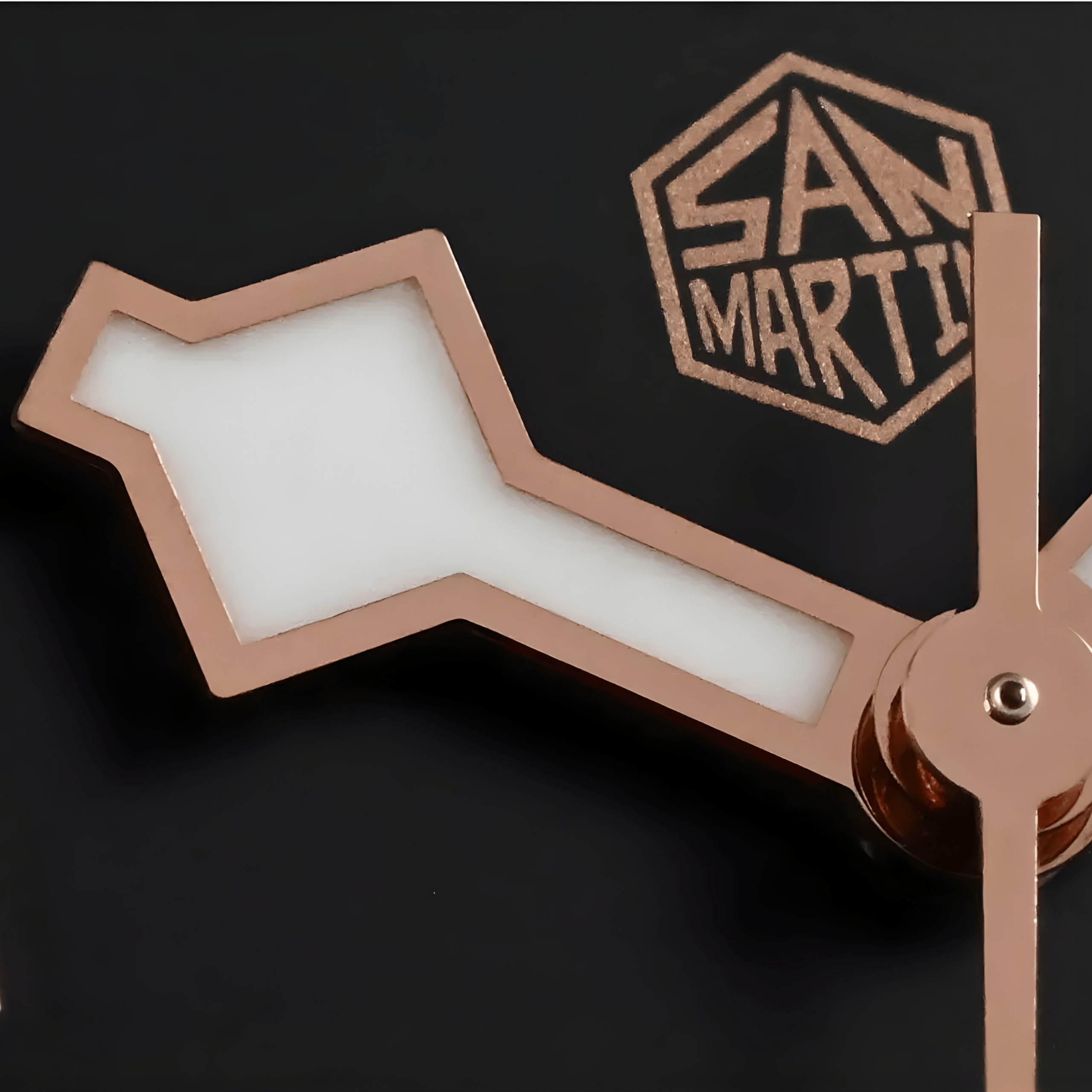 Makro prikaz kazaljki sata San Martin SN0128 sa luminiscentnim punjenjem na crnom brojčaniku