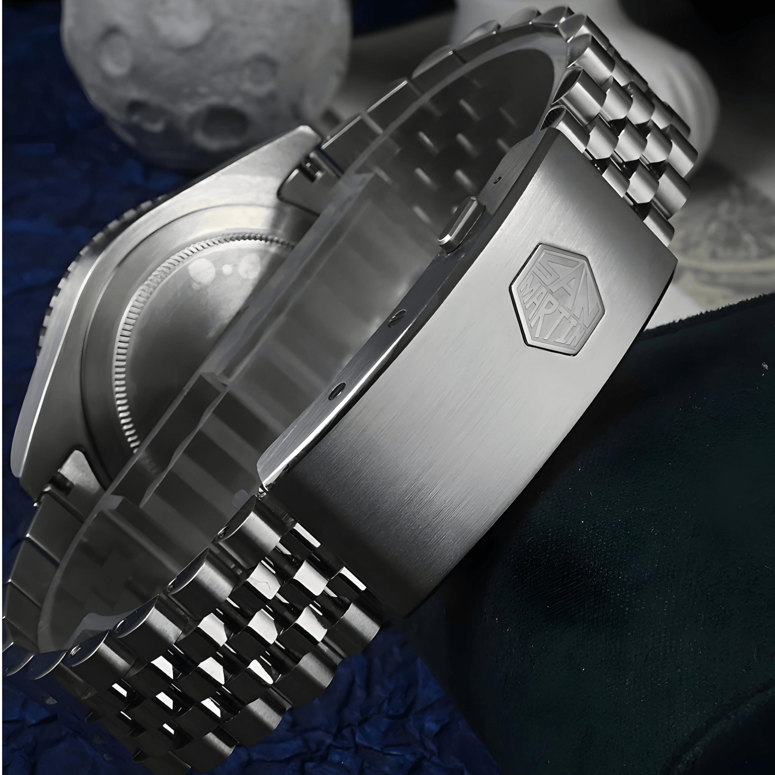 Zadnja strana automatik sata San Martin SN0133 sa graviranim čeličnim poklopcem i metalnom narukvicom