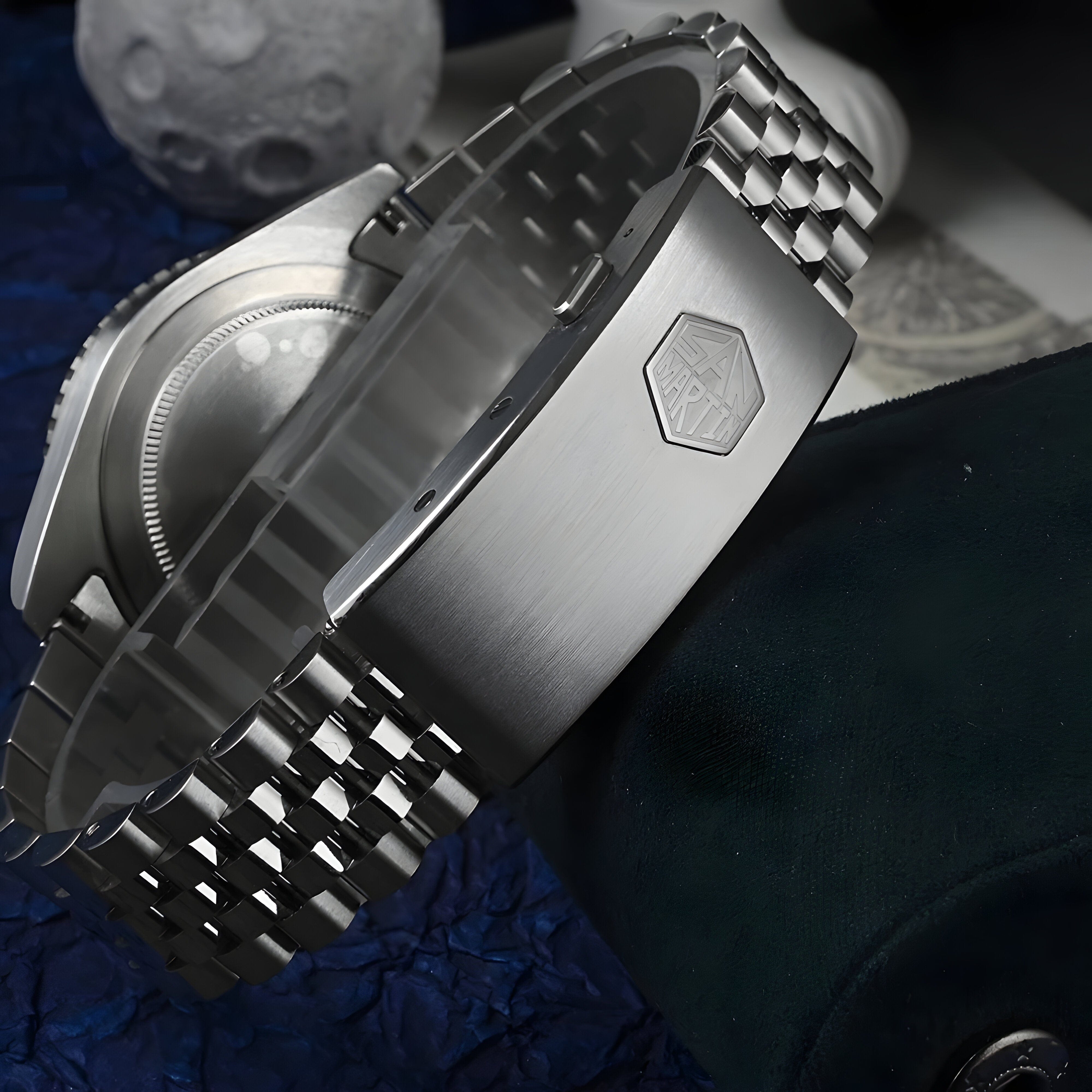 Zadnja strana automatik sata San Martin SN0133 sa čeličnim poklopcem i metalnom kopčom