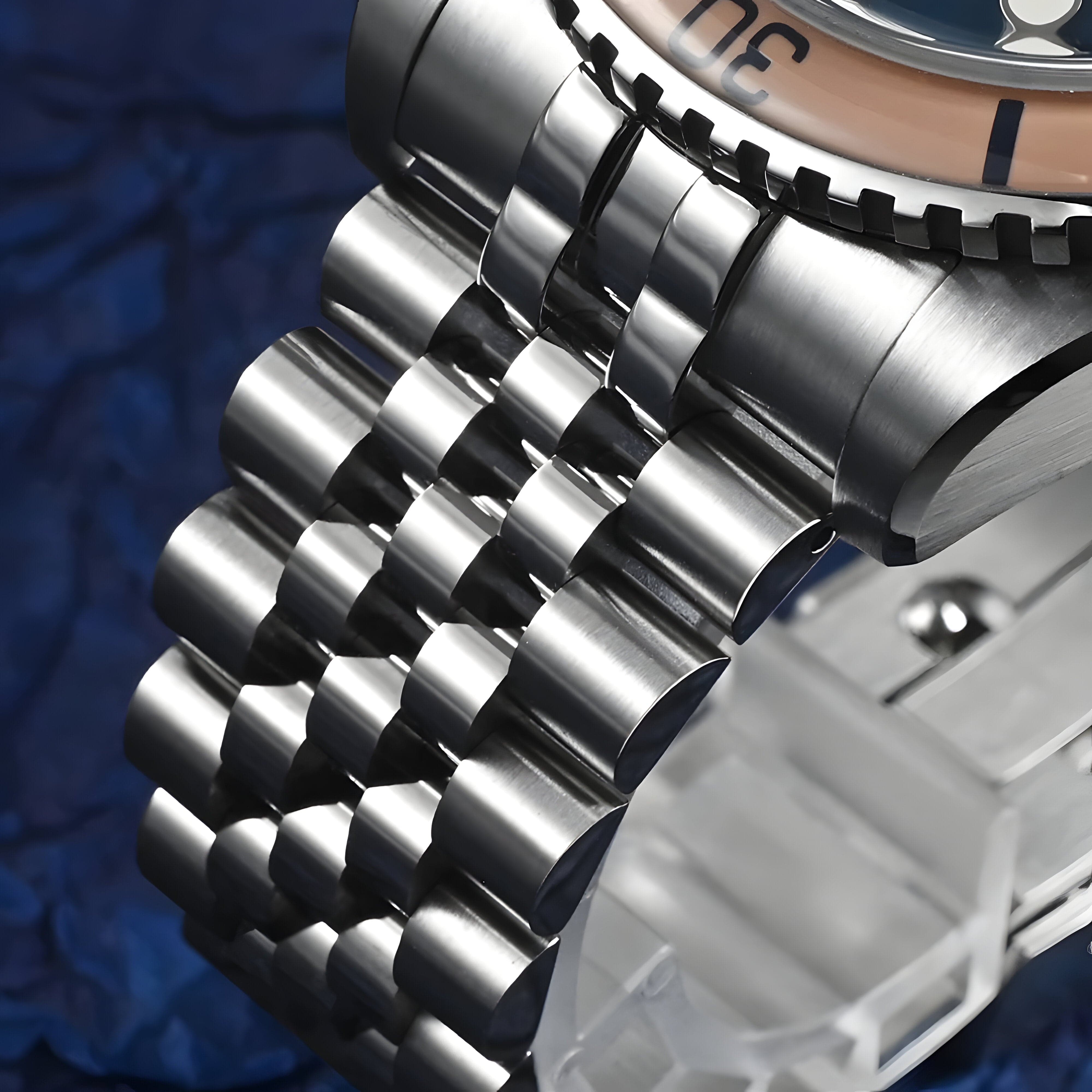 Detaljan prikaz spoja čelične narukvice i kućišta sata San Martin SN0133 sa precizno obrađenim end-linkovima i brušenom završnicom čelika