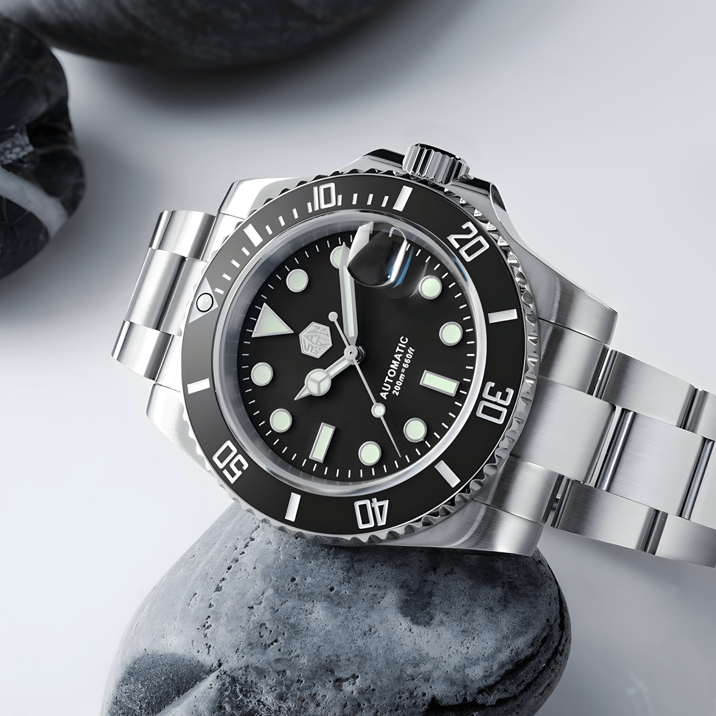 Bočni prikaz čeličnog kućišta sata San Martin SN0118 sa crnom koronom i nazubljenim bezelom