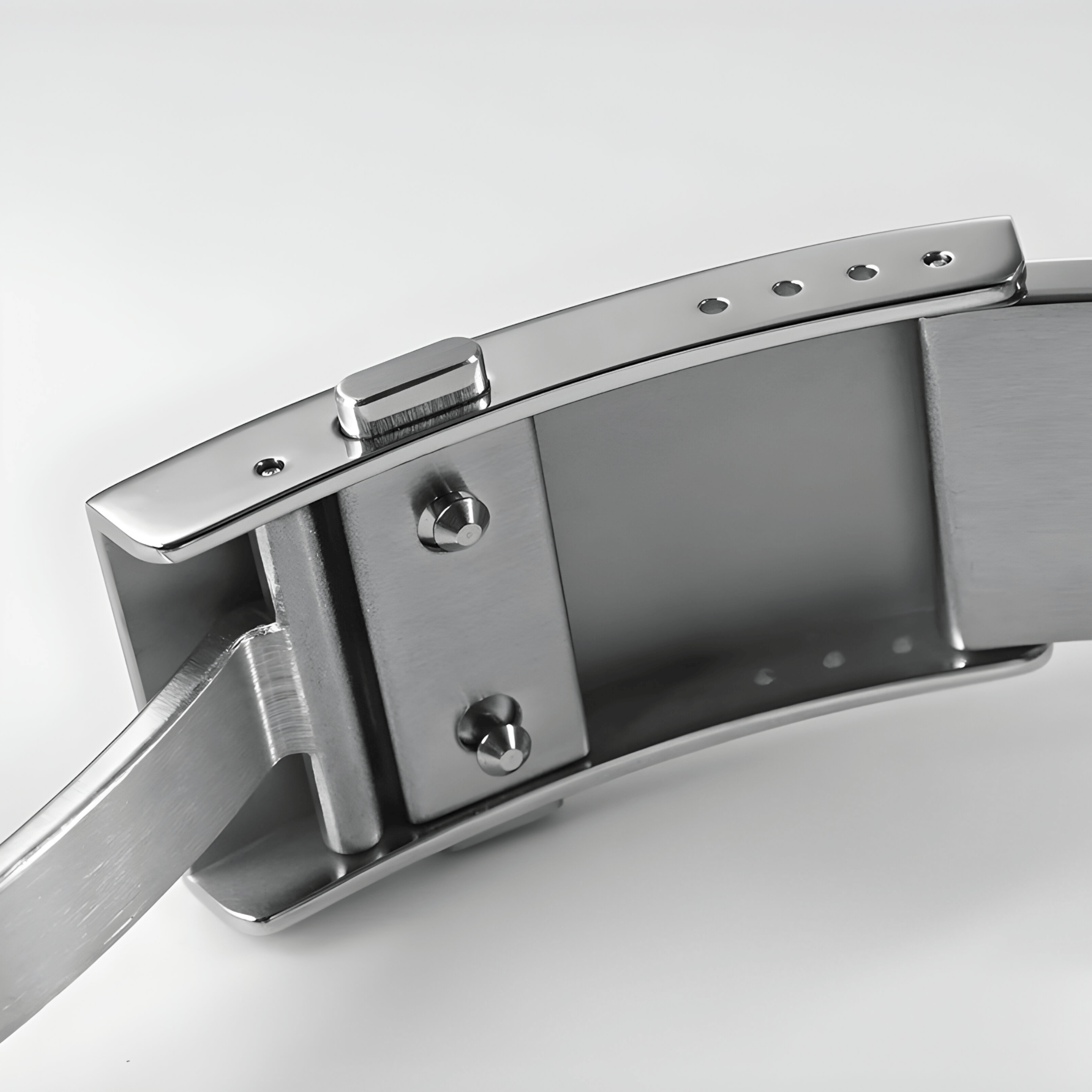 Unutrašnja strana čelične kopče metalne narukvice muškog sata San Martin SN0118