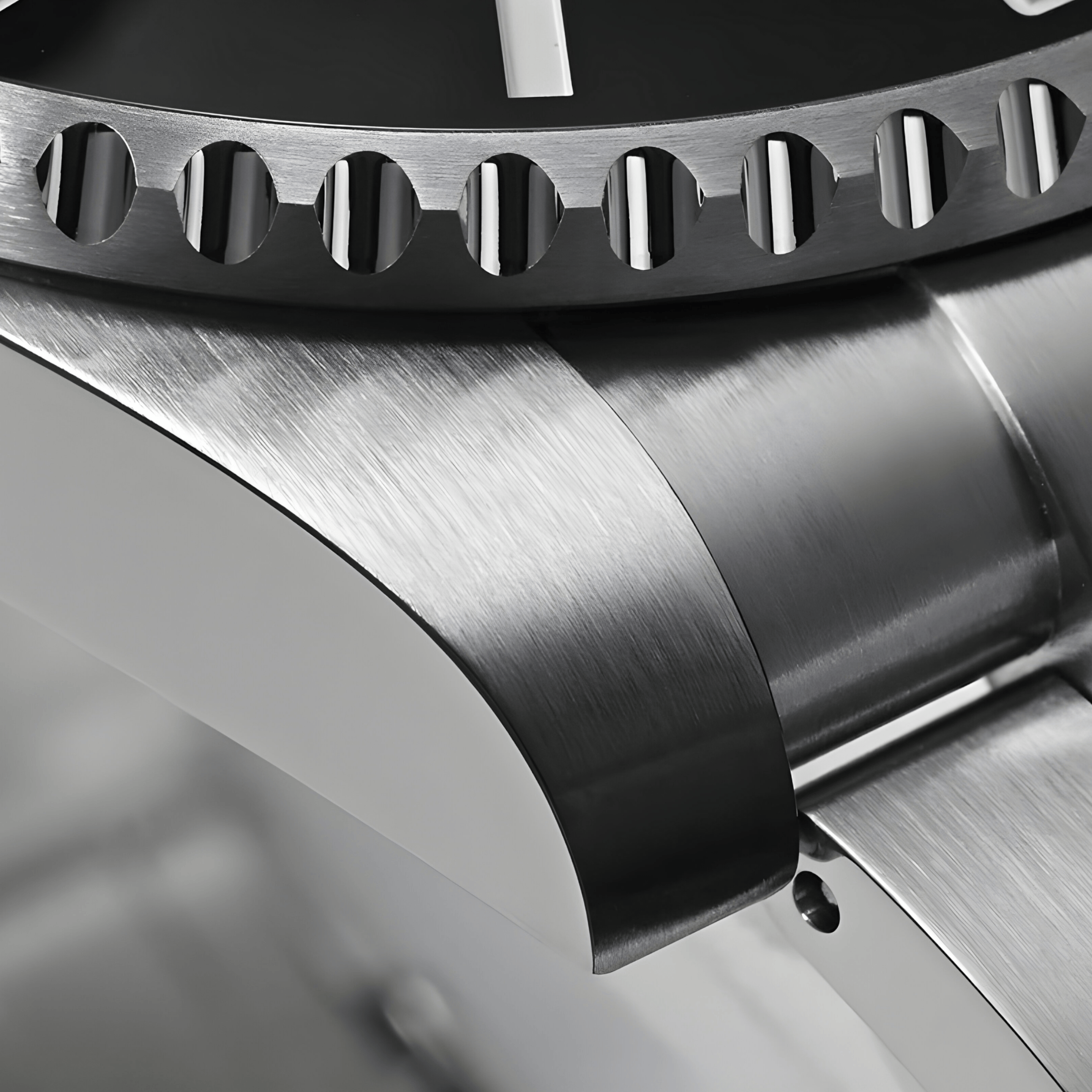 Detaljan prikaz spoja čelične narukvice i kućišta sata San Martin SN0118 sa brušenom završnom obradom