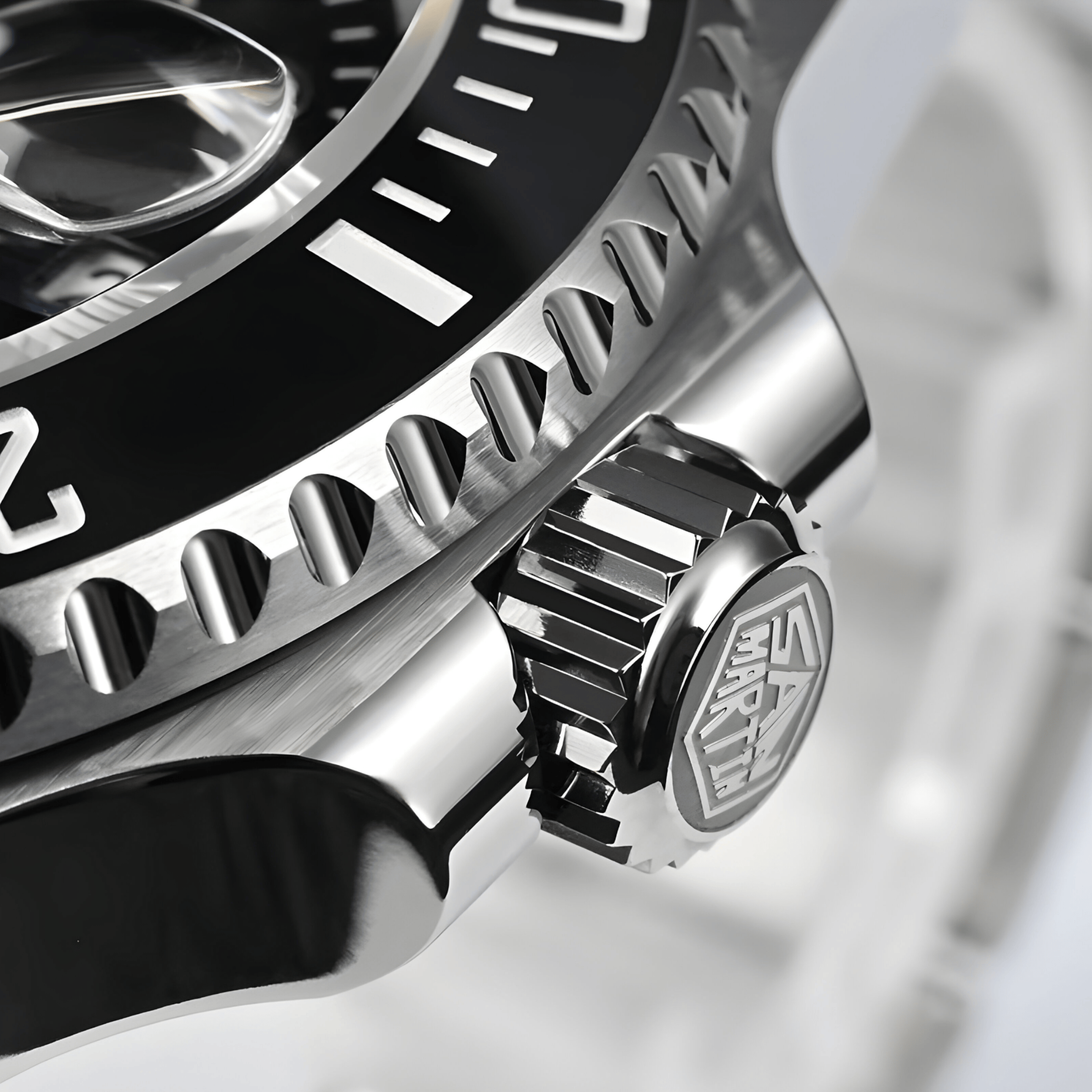 Makro prikaz krunice sata San Martin SN0118 sa ugraviranim logotipom brenda i nazubljenim ivicama za bolje prijanjanje pri podešavanju vremena