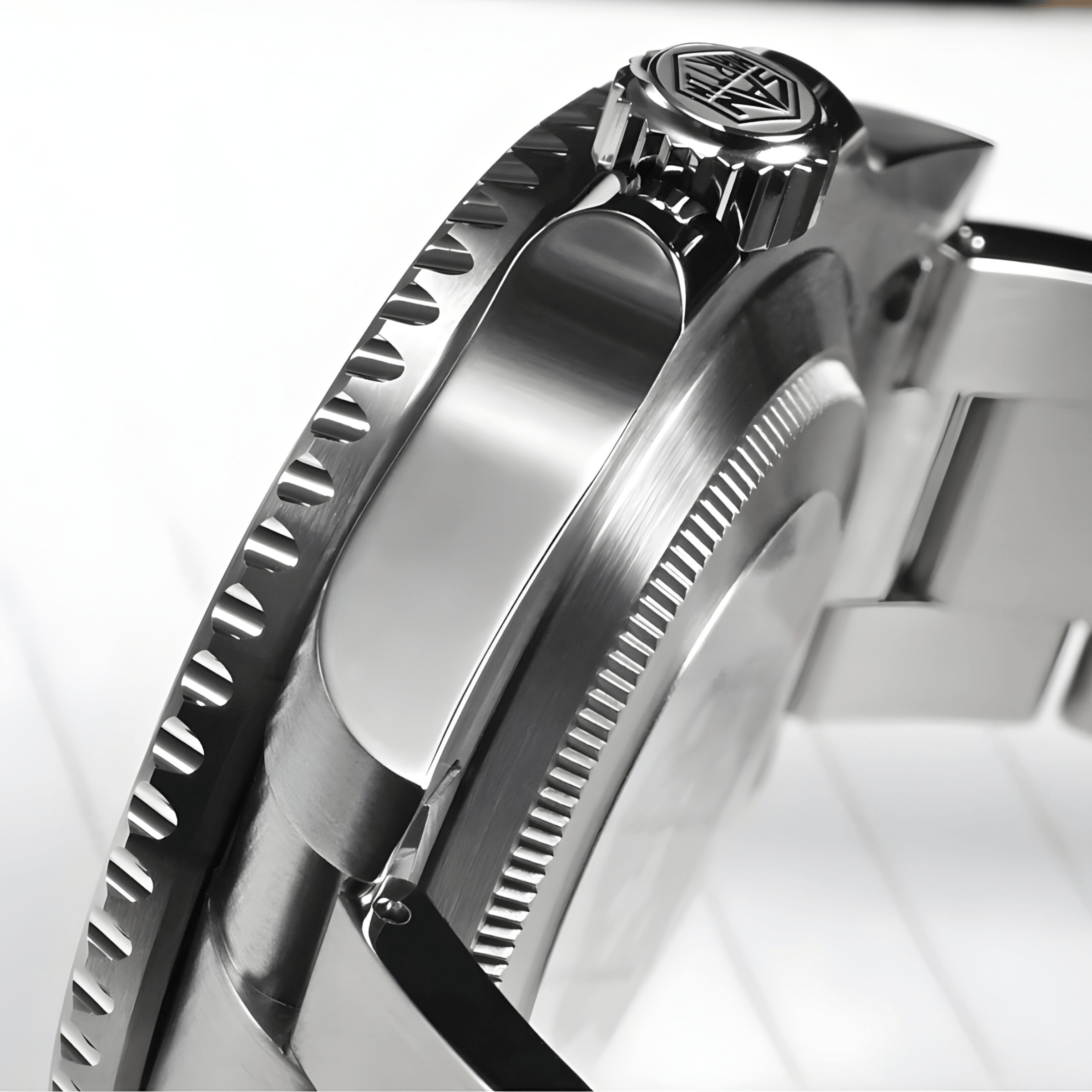 Tanki profil kućišta sata San Martin SN0118 sa čeličnom završnom obradom i jasno vidljivom debljinom kućišta