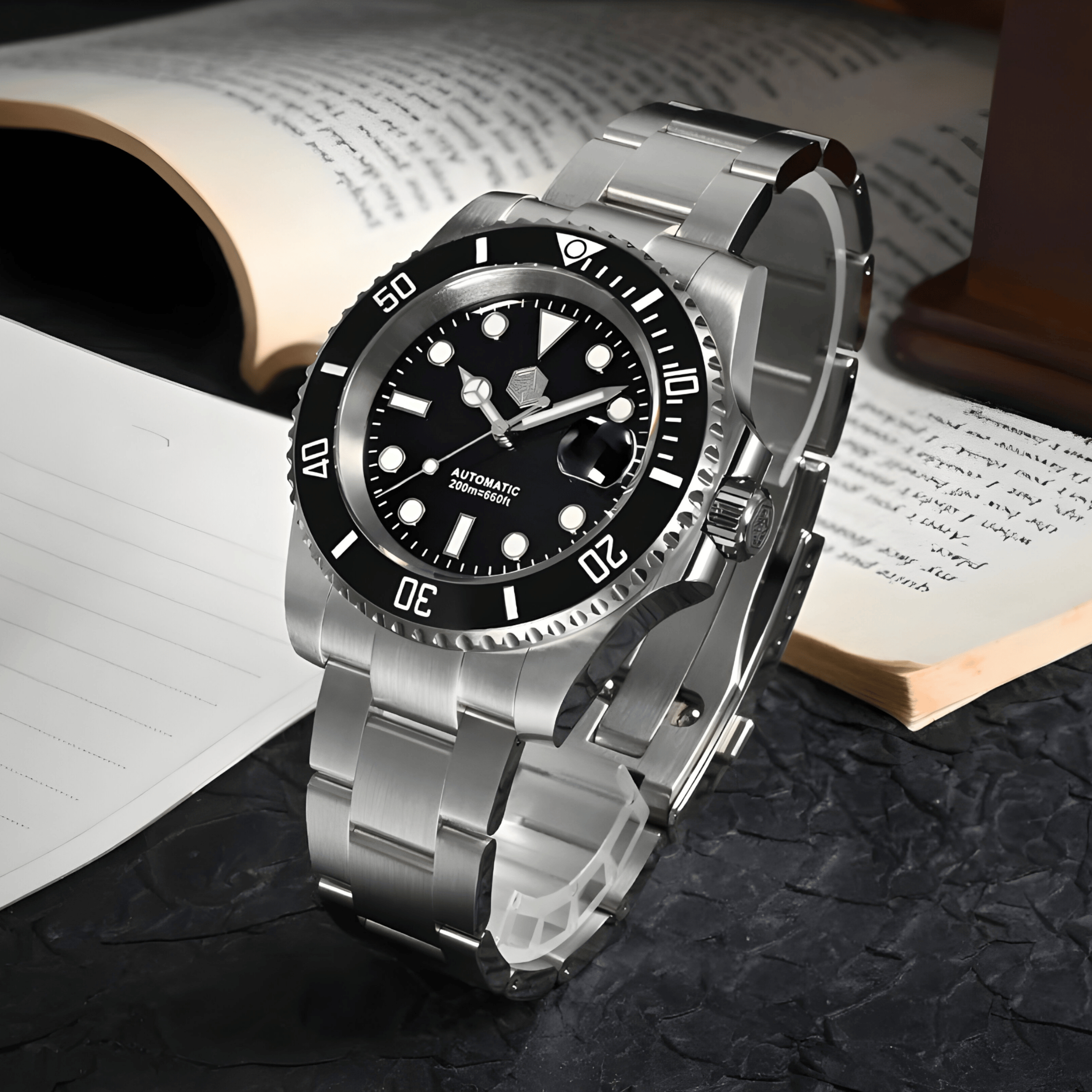 San Martin SN0118 ronilački sat sa crnim brojčanikom i čeličnom narukvicom, prikaz kućišta pod uglom