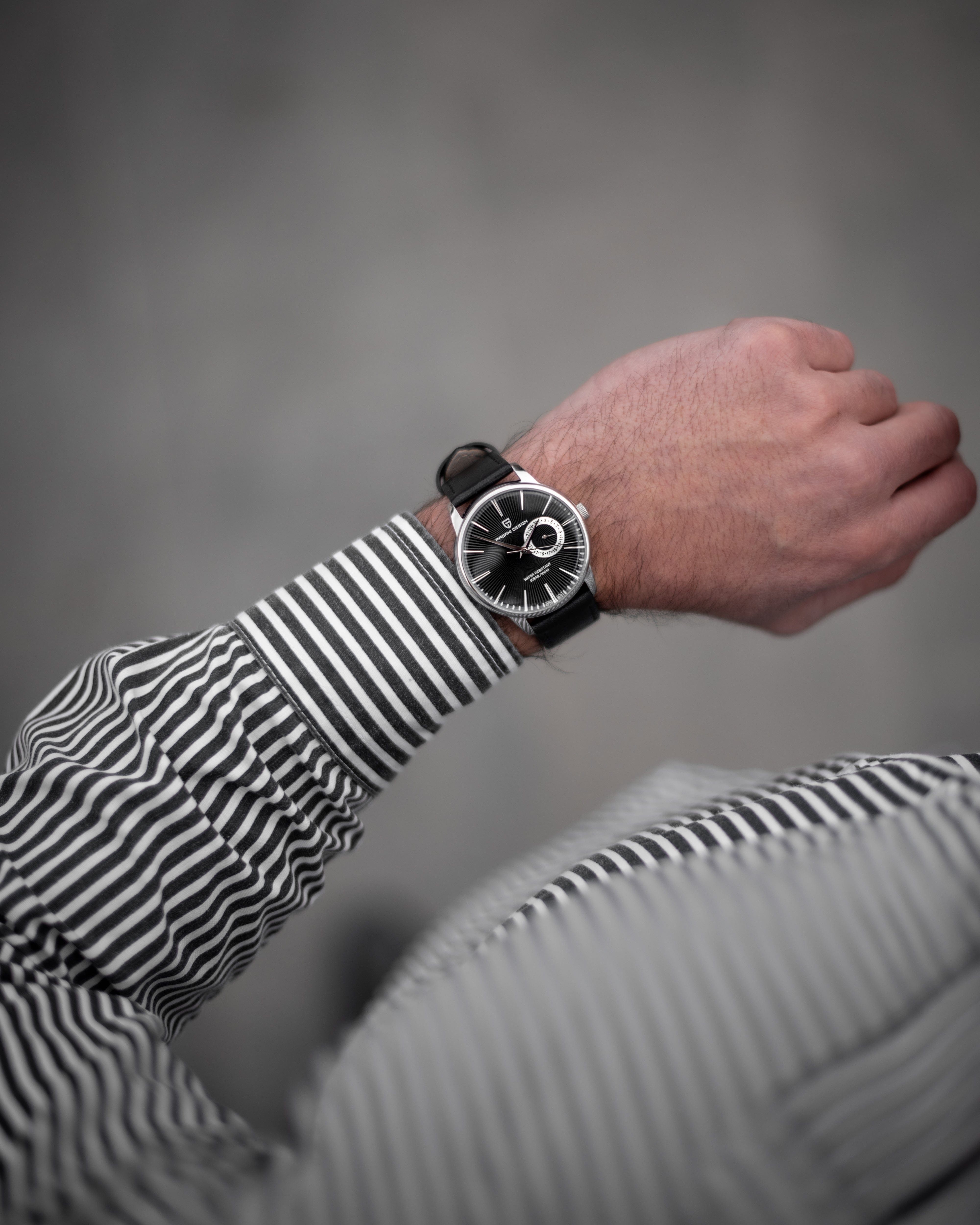 Muški sat- Pagani Design PD-1654 - Crna Boja - Kozna narukvica, prikaz sata na ruci slika 4 - Najbola cena u Srbiji