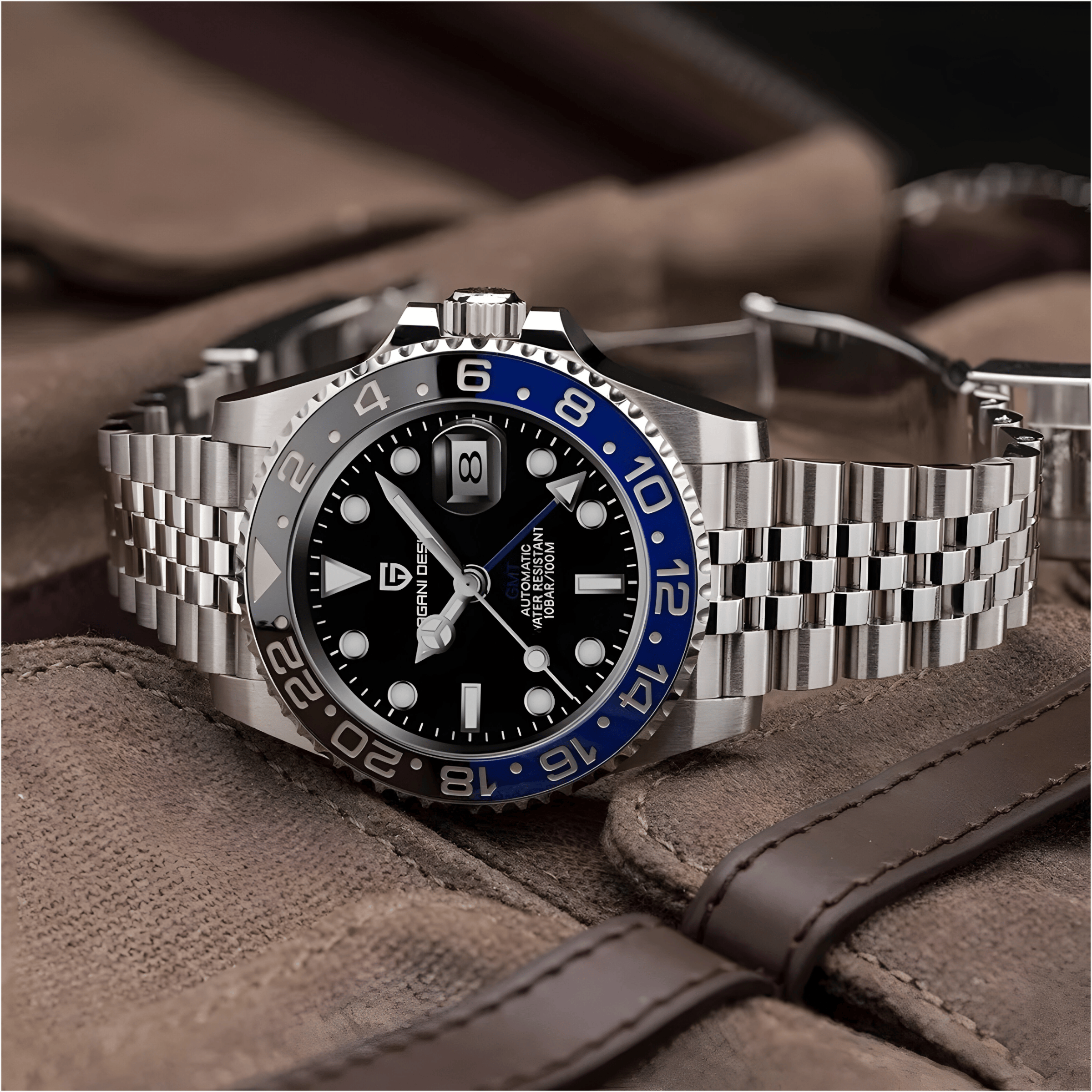 Pagani Design PD-1662 Automatik GMT “Batman” sa crno-plavim bezelom položen na studijskoj podlozi