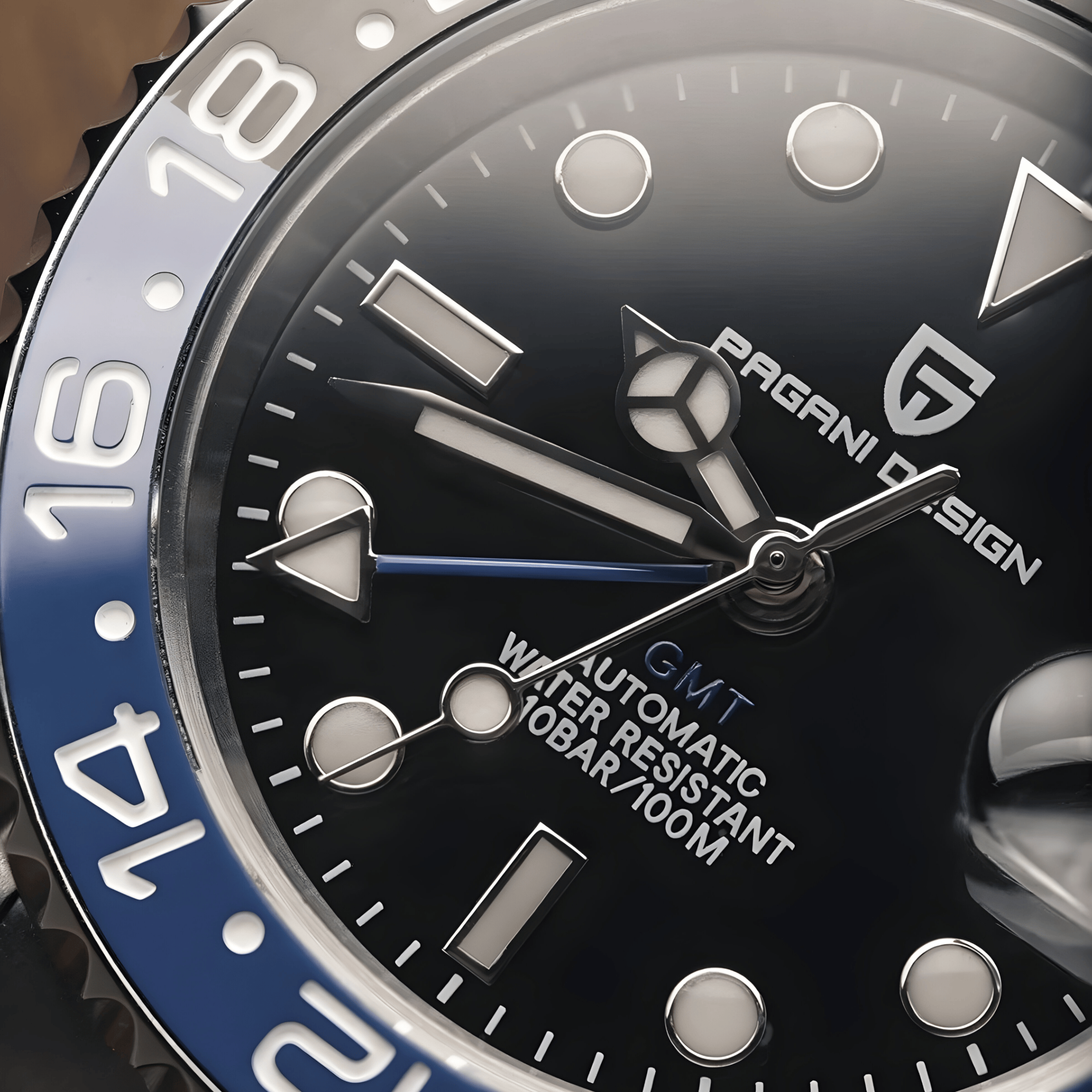 Detaljan prikaz crnog brojčanika sa luminiscentnim markerima na satu Pagani Design PD-1662 GMT “Batman”