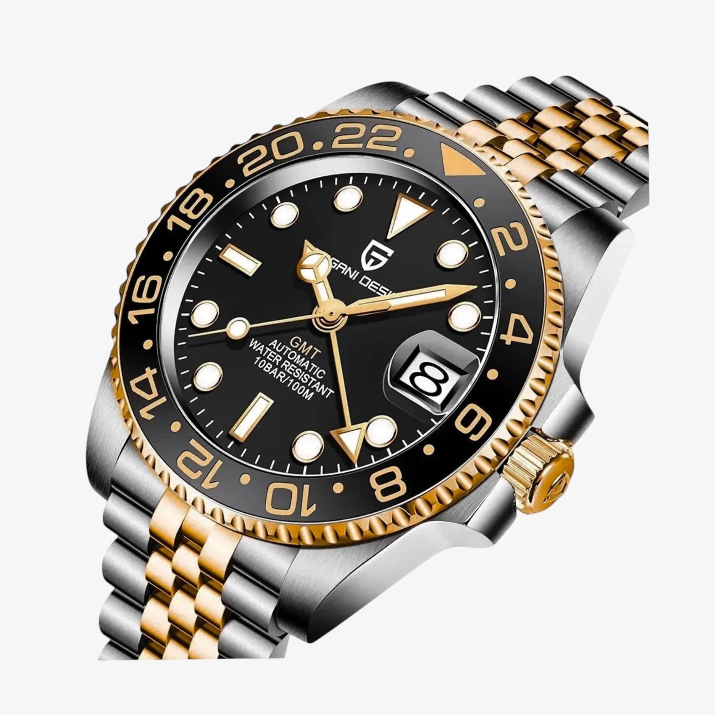 Krupan prikaz crnog brojčanika i čeličnog kućišta sa zlatnim detaljima na modelu Pagani Design PD-1662 Automatik GMT “Štrunf”