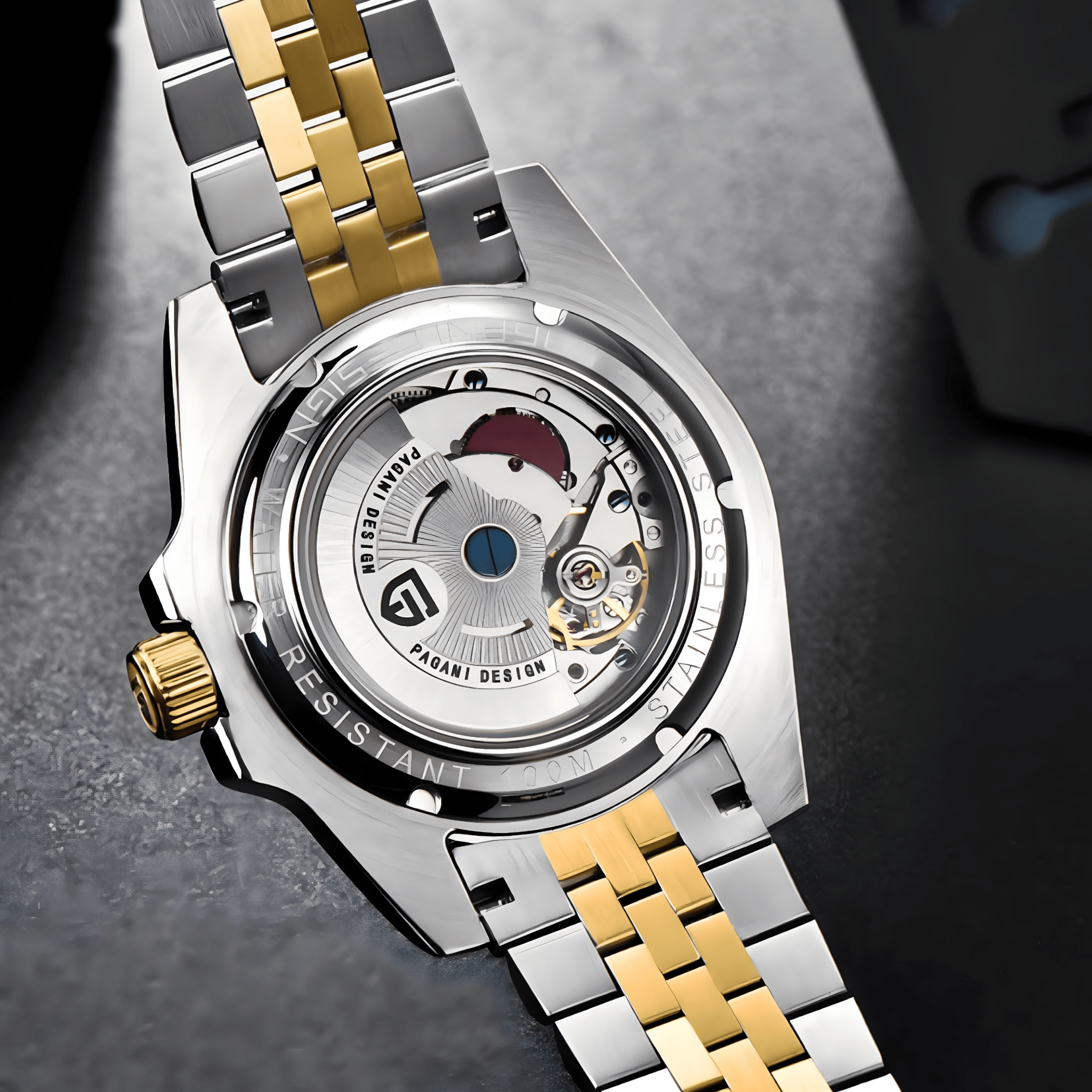 Zadnja strana sata Pagani Design PD-1662 Automatik GMT “Štrunf” sa providnim staklenim poklopcem i vidljivim automatskim mehanizmom