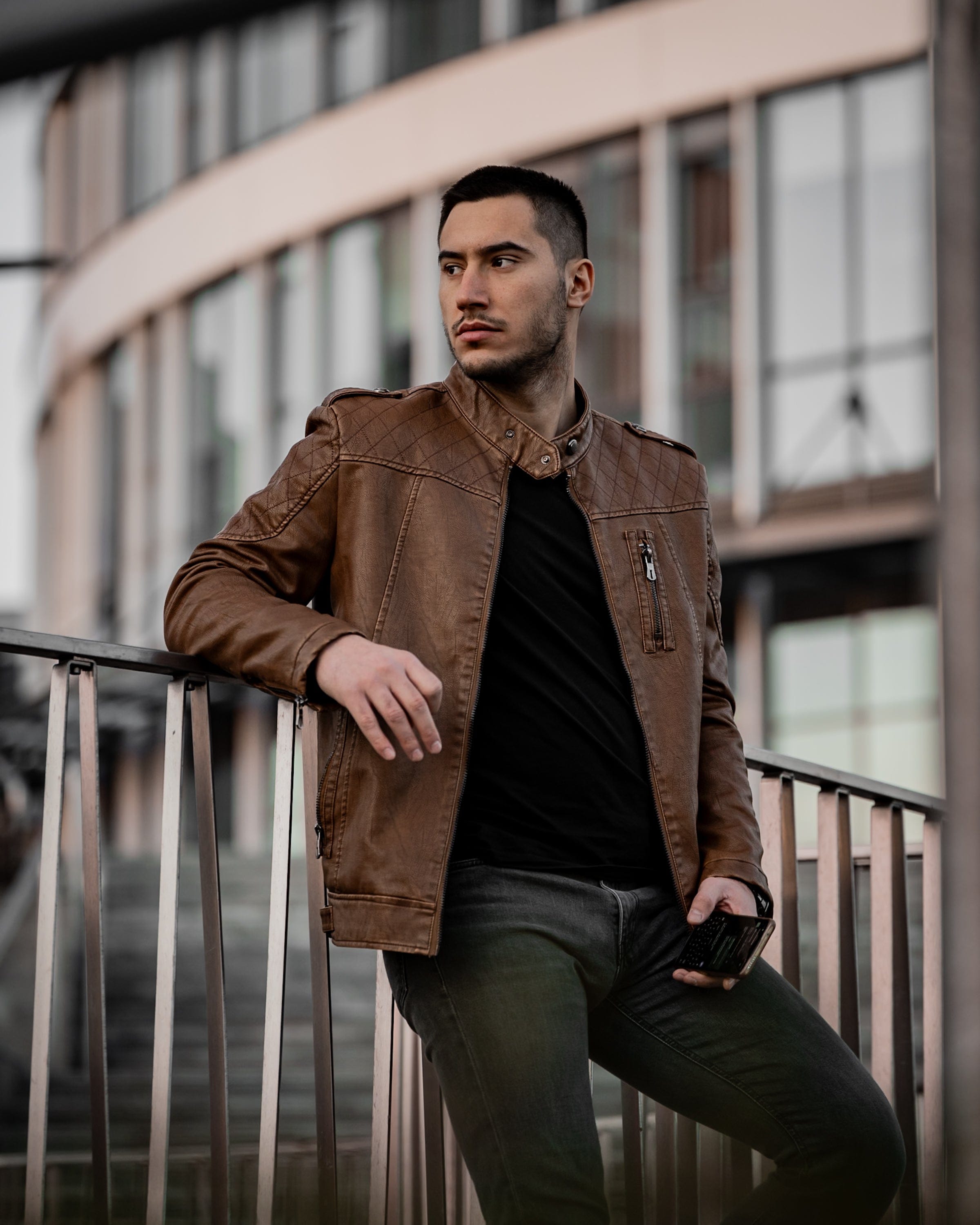 Muškarac nosi kožnu prolećnu jaknu u braon boji