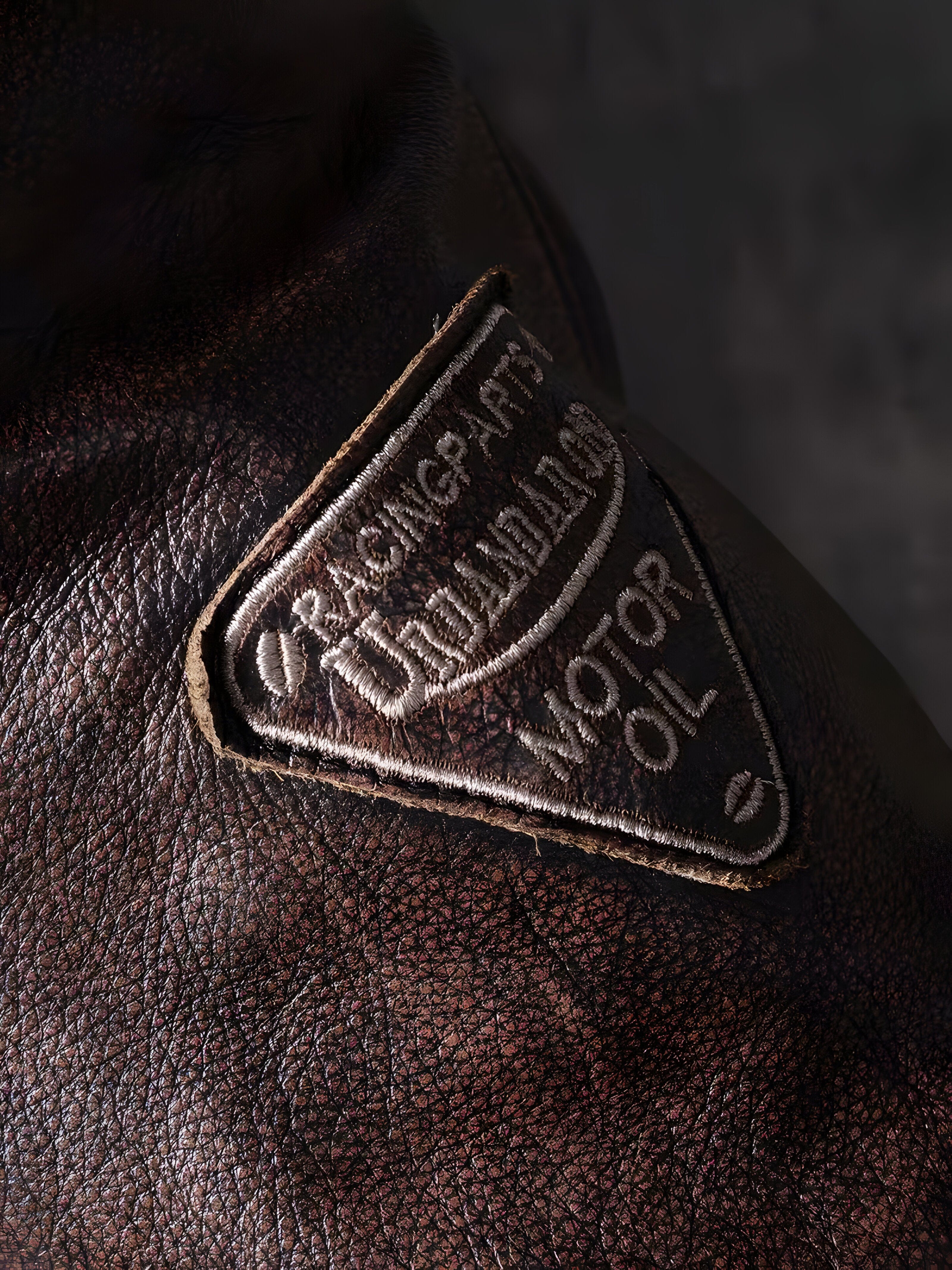 Muška jakna Canyon Brown braon krupan plan teksture kože i preciznog šava