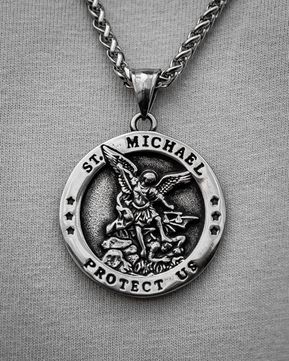 Muskarac nosi oko vrata i izbliza pokazuje privezak muske ogrlice SV. Michael, Privezak i lanac HIRUSKI CELIK, srebrna boja, Najbolja cena i prodaja u Srbiji, model 17