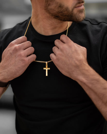 Muskarac nosi oko vrata i pokazuje privezak muske ogrlice Golden Cross, Privezak i lanac HIRUSKI CELIK, zlatna boja, Najbolja cena i prodaja u Srbiji, model 18