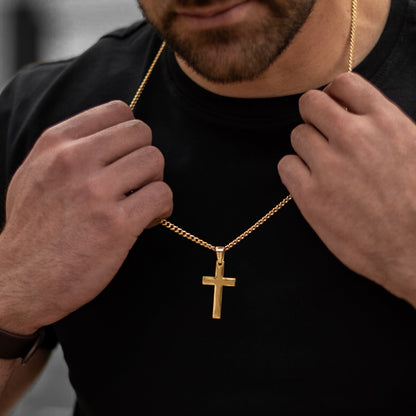 Muskarac nosi na vratu musku ogrlicu Golden Cross, Privezak i lanac HIRUSKI CELIK, zlatna boja, Najbolja cena i prodaja u Srbiji, model 18
