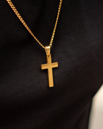 Muskarac nosi oko vrata i detaljno prikazuje privezak muske ogrlice Golden Cross, Privezak i lanac HIRUSKI CELIK, zlatna boja, Najbolja cena i prodaja u Srbiji, model 18