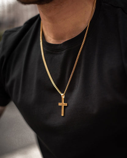 Muskarac nosi oko vrata i pokazuje detalno privezak muske ogrlice Golden Cross, Privezak i lanac HIRUSKI CELIK, zlatna boja, Najbolja cena i prodaja u Srbiji, model 18