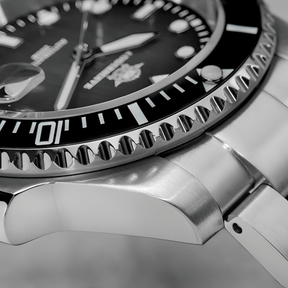 Detaljan prikaz ADDIESDIVE AD2536 Black Diver sa fokusom na prelaz između brojčanika i čelične narukvice.