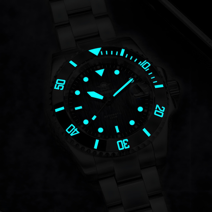 Luminacija ADDIESDIVE AD2536 Black Diver sata u mraku, svetleći indeksi i kazaljke jasno vidljivi na tamno plavom brojčaniku