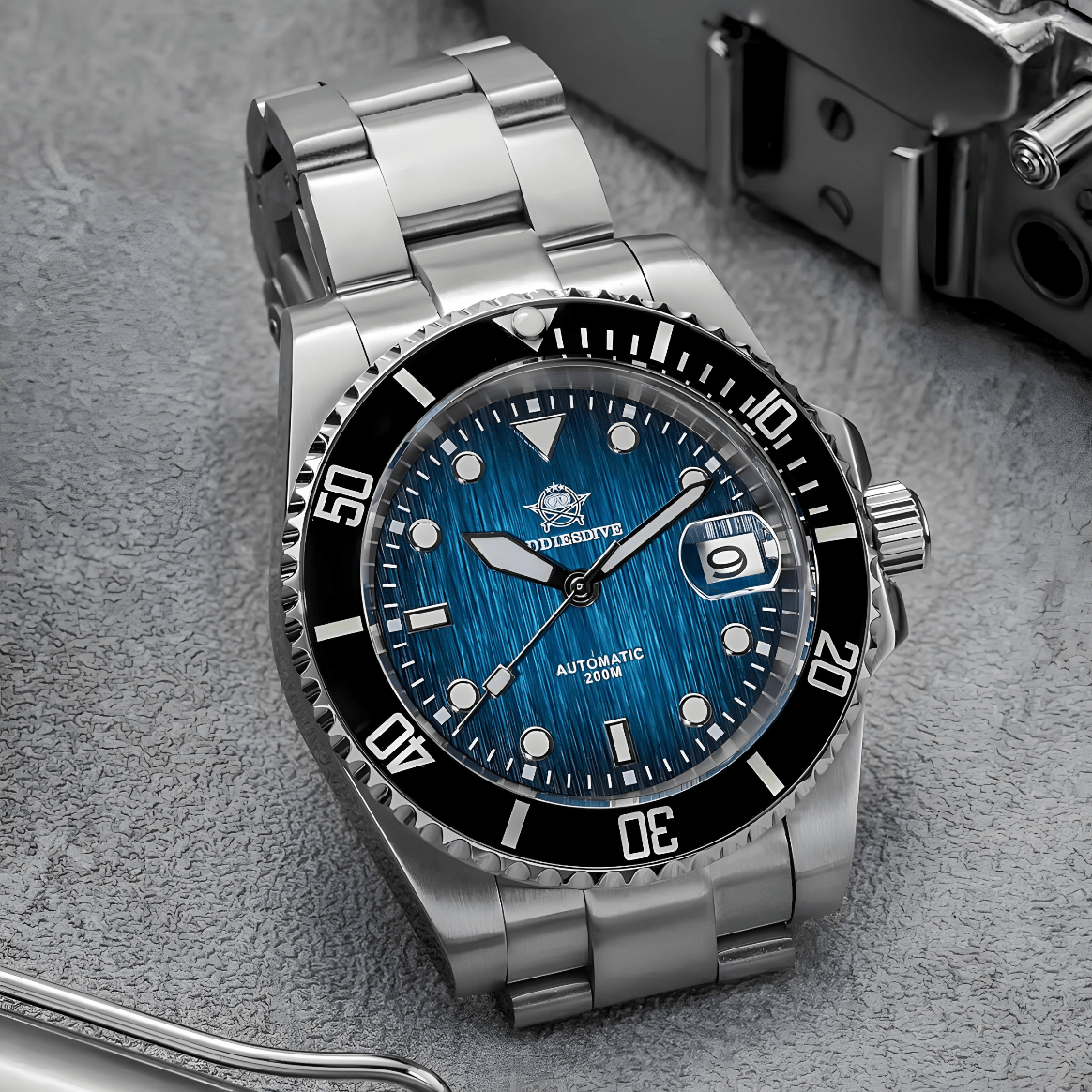 ADDIESDIVE AD2536 Black Diver sat u studiju sa čeličnom narukvicom, kompletan prikaz elegantnog ronilačkog modela.