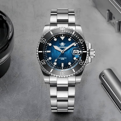 ADDIESDIVE AD2536 Black Diver sat u studiju sa čeličnom narukvicom, kompletan prikaz elegantnog ronilačkog modela.
