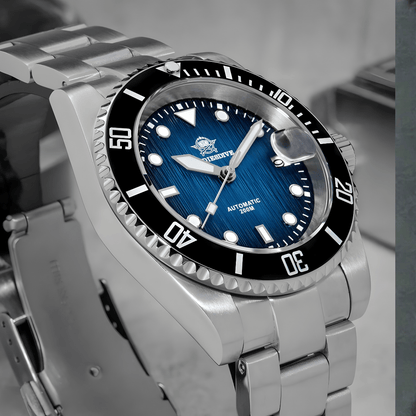 ADDIESDIVE AD2536 Black Diver sa tamno plavim brojčanikom položen na studijskoj podlozi, naglašeni ronilački dizajn i čelična narukvica.