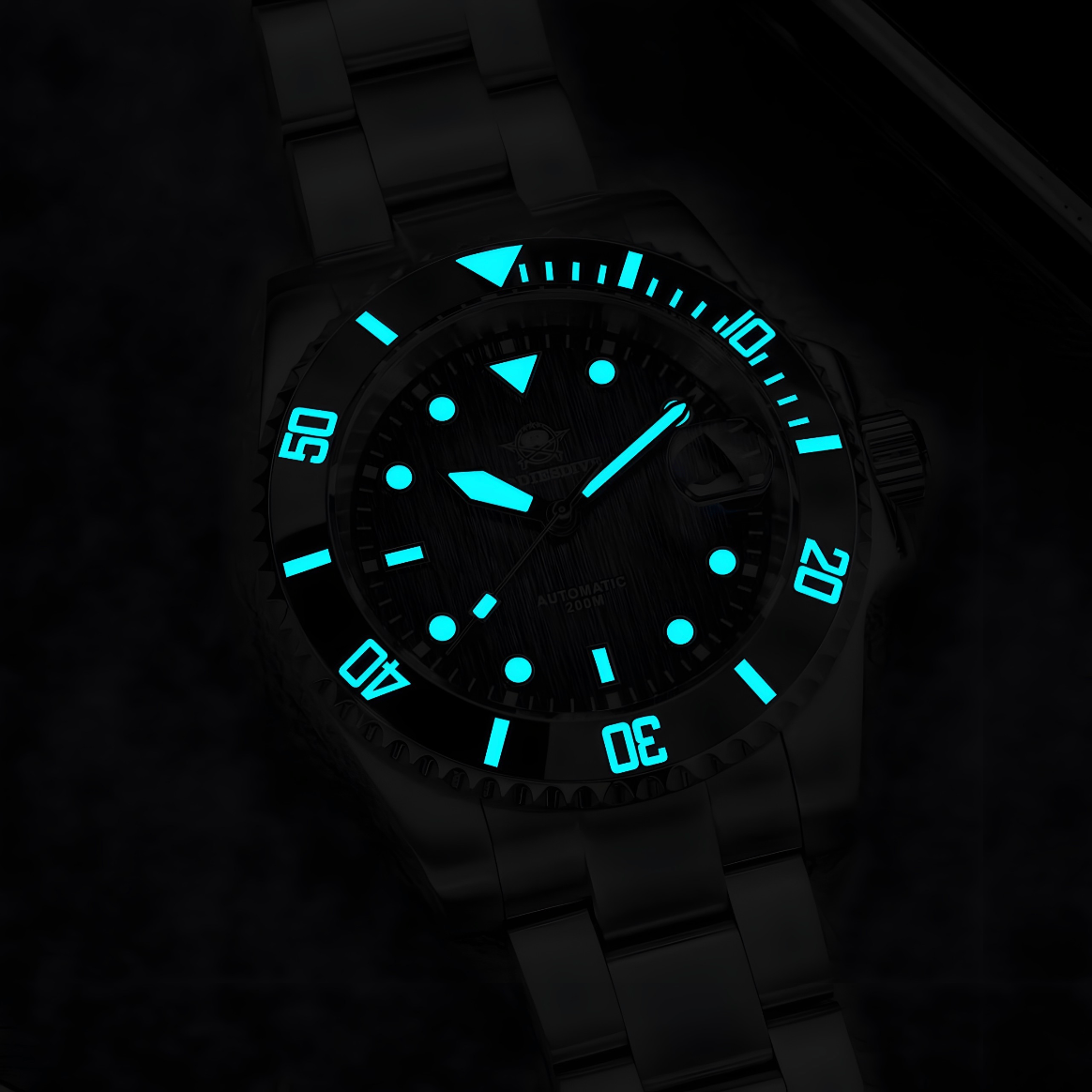 Luminacija ADDIESDIVE AD2536 Black Diver sata u mraku, svetleći indeksi i kazaljke jasno vidljivi na plavom brojčaniku.
